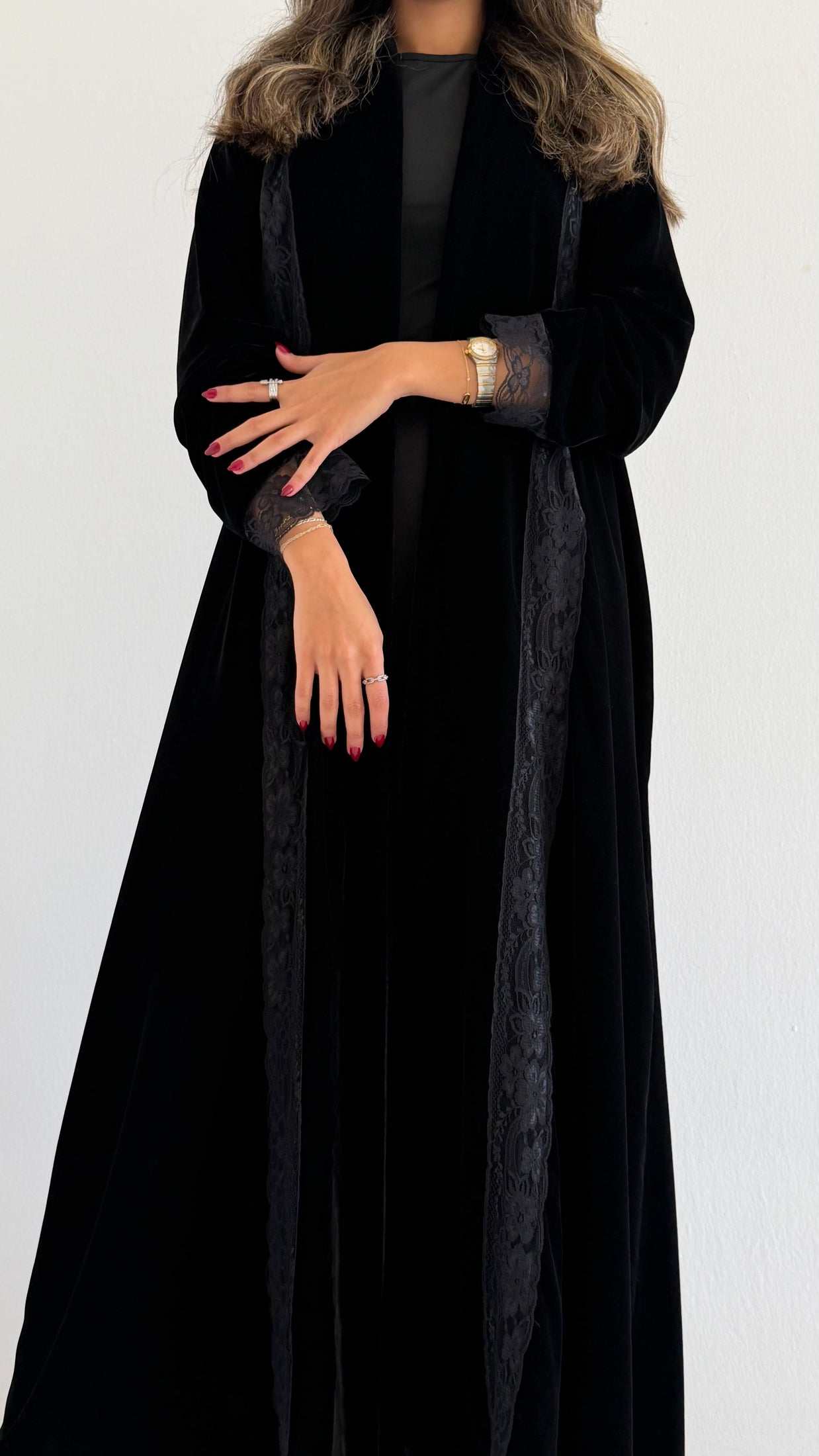 MWE910 - عباية مخمل مع اطراف دانتيل - Aya