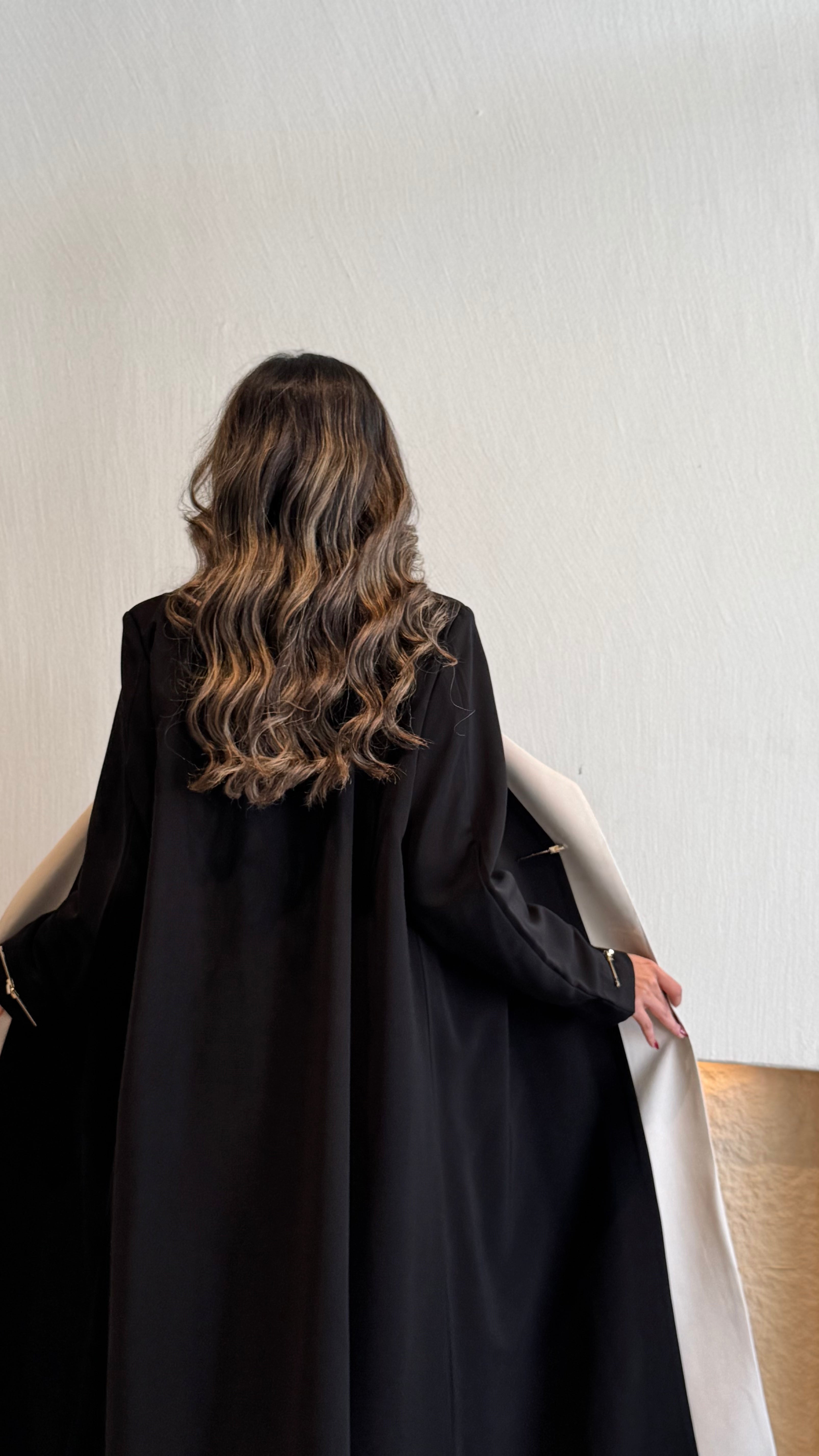 MW1785 - عباية بليزر قماش كوبرا مع تدخيلة تفتة مع تركيب زرار حديد