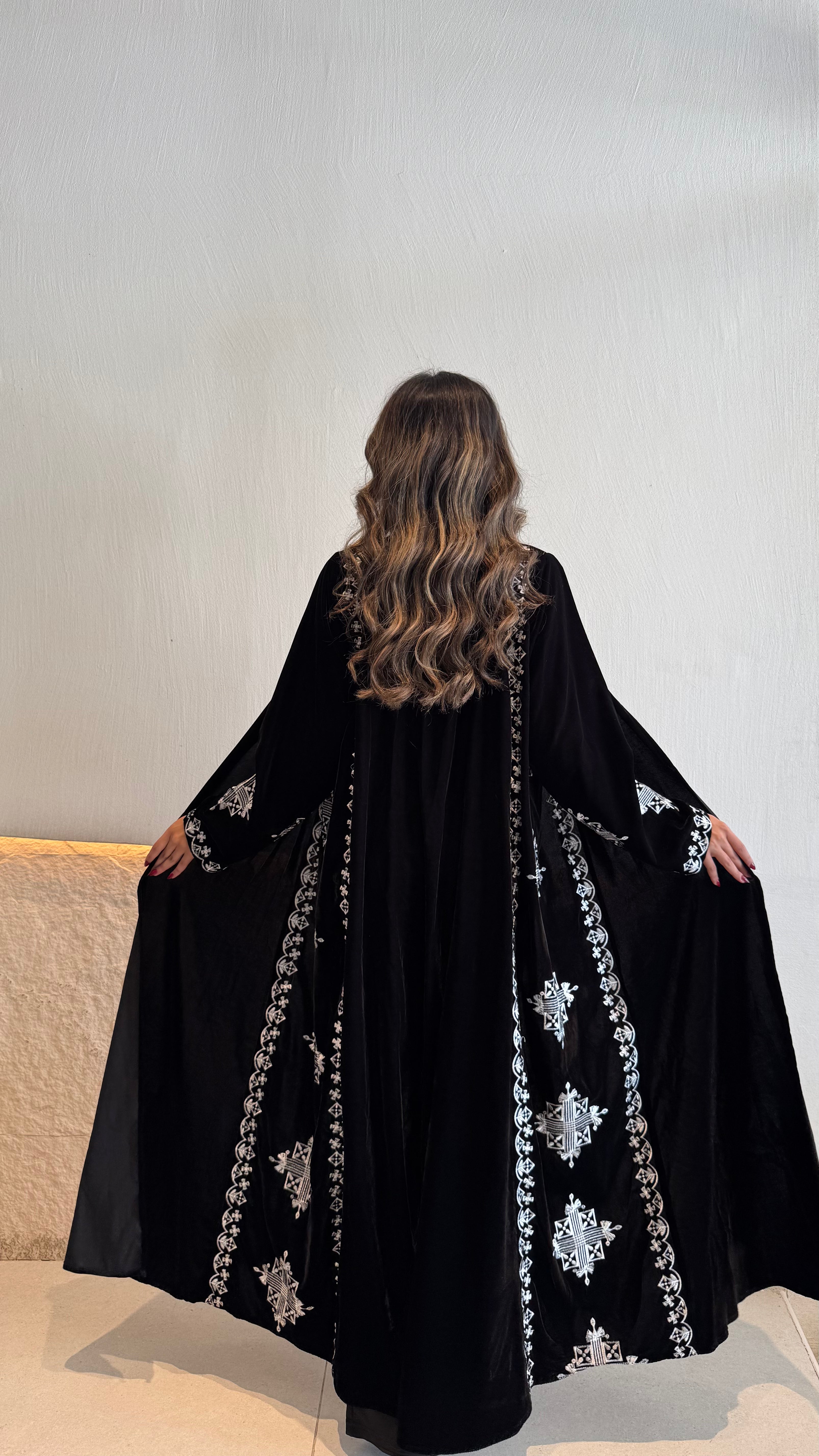 MW1782 - عباية مخمل تطريز كمبيوتر - Aya