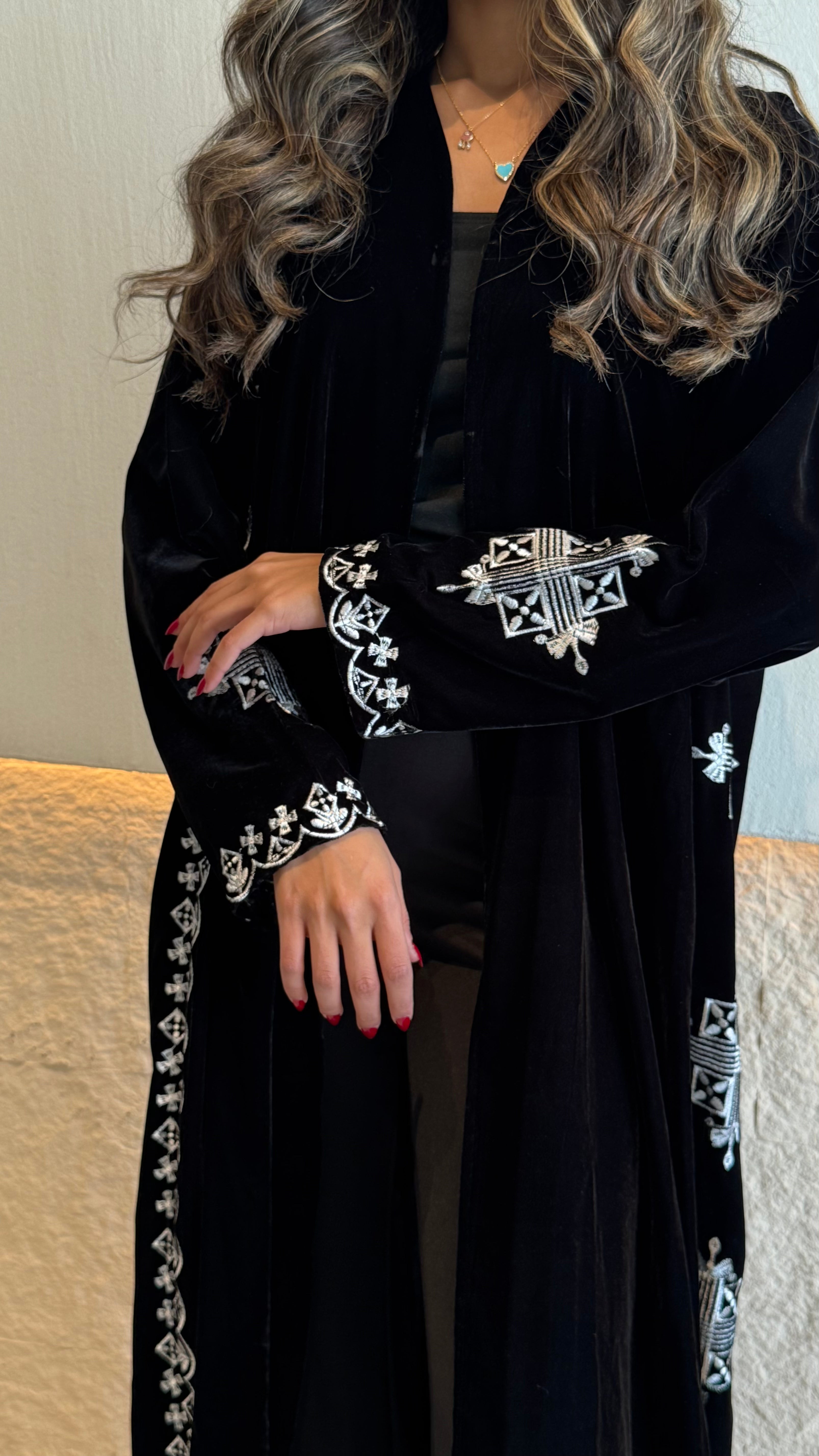 MW1782 - عباية مخمل تطريز كمبيوتر - Aya