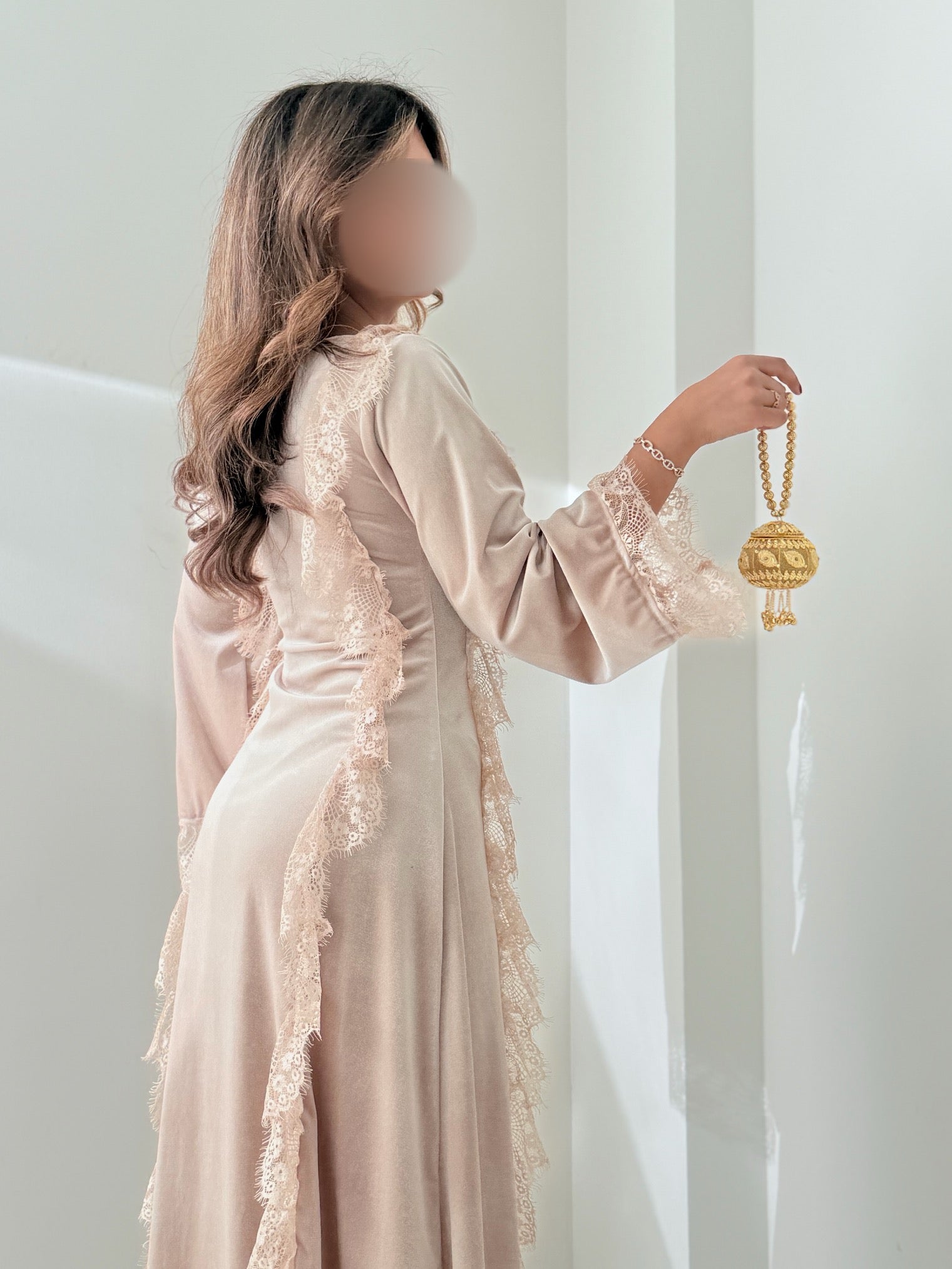 MWJ033 - جلابية مخمل سترتش بيج و كلفة دانتيل بيج - Aya