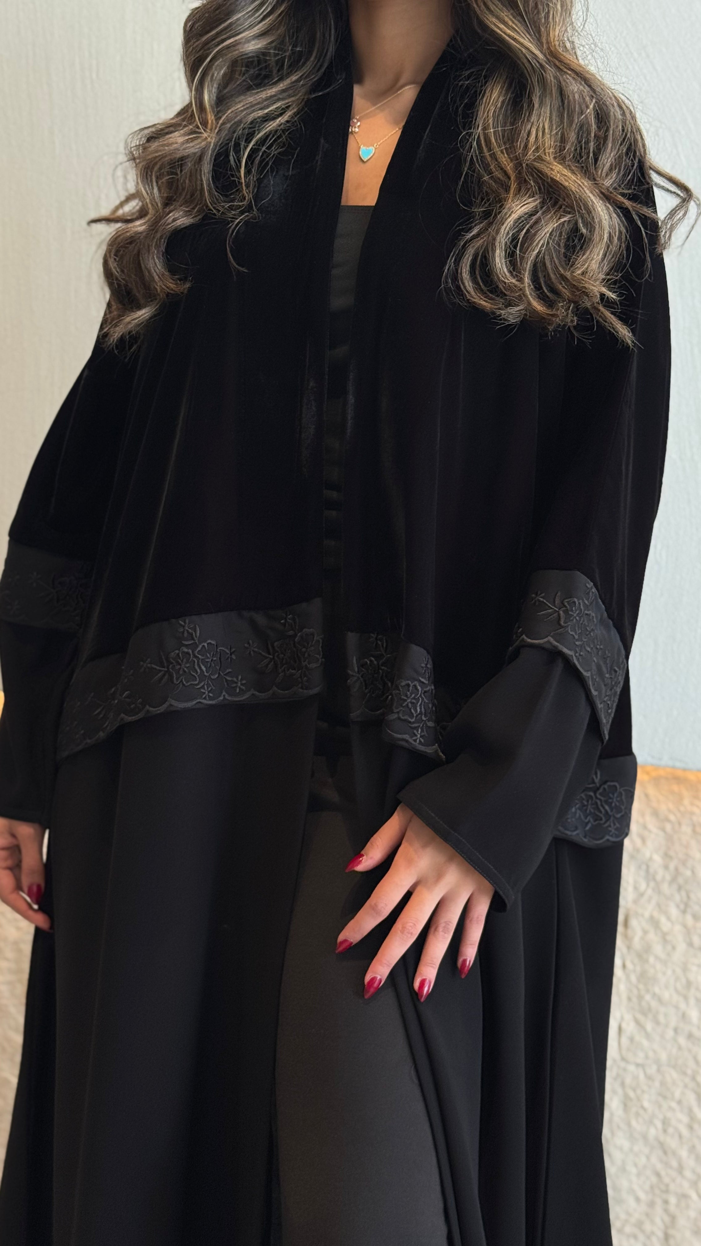 MW1778 - عباية مخمل بقطعتين من فوق مخمل ومن تحت قماش كريب مع كلفة تطريز كمبيوتر - Aya