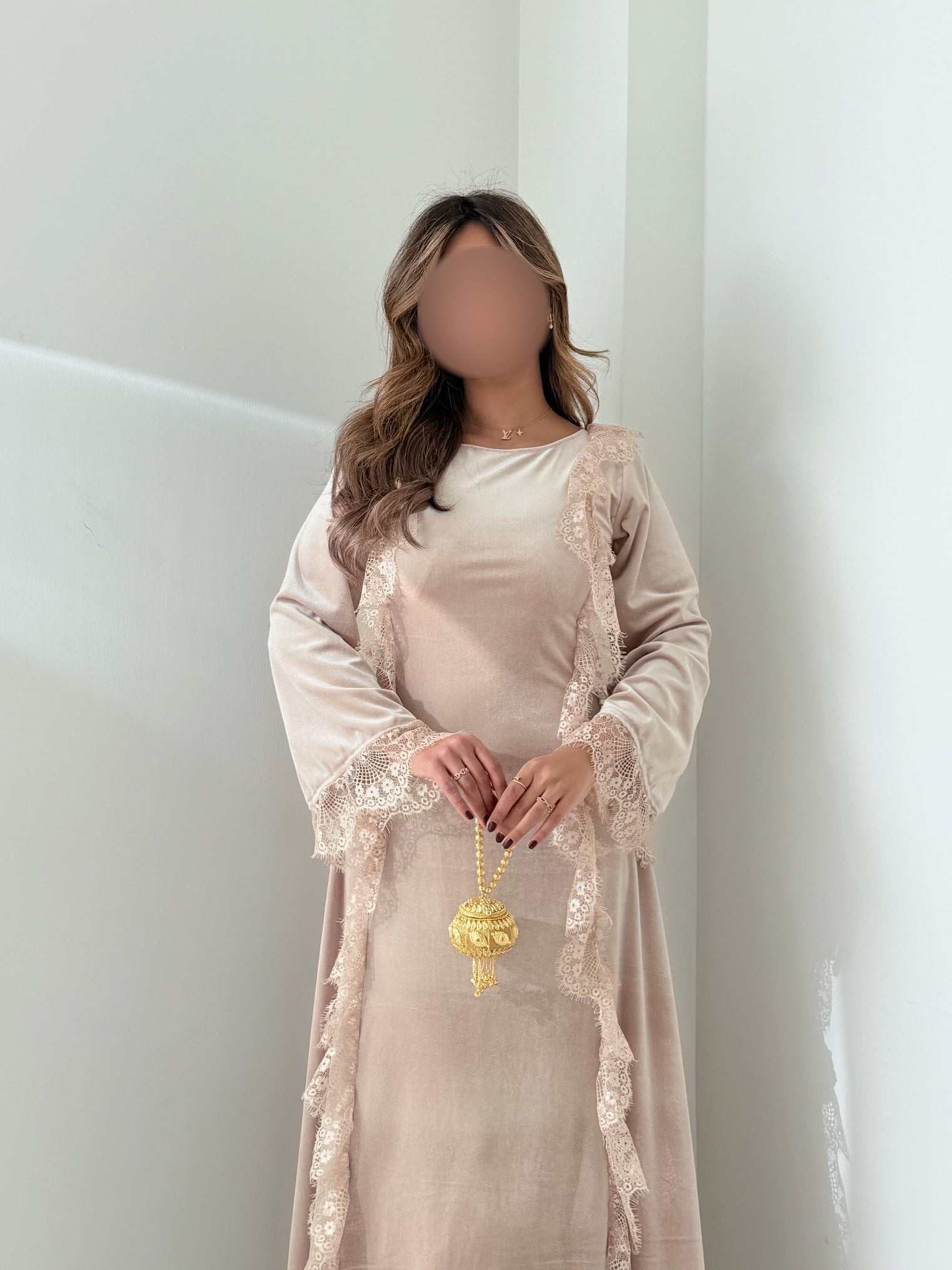 MWJ033 - جلابية مخمل سترتش بيج و كلفة دانتيل بيج - Aya