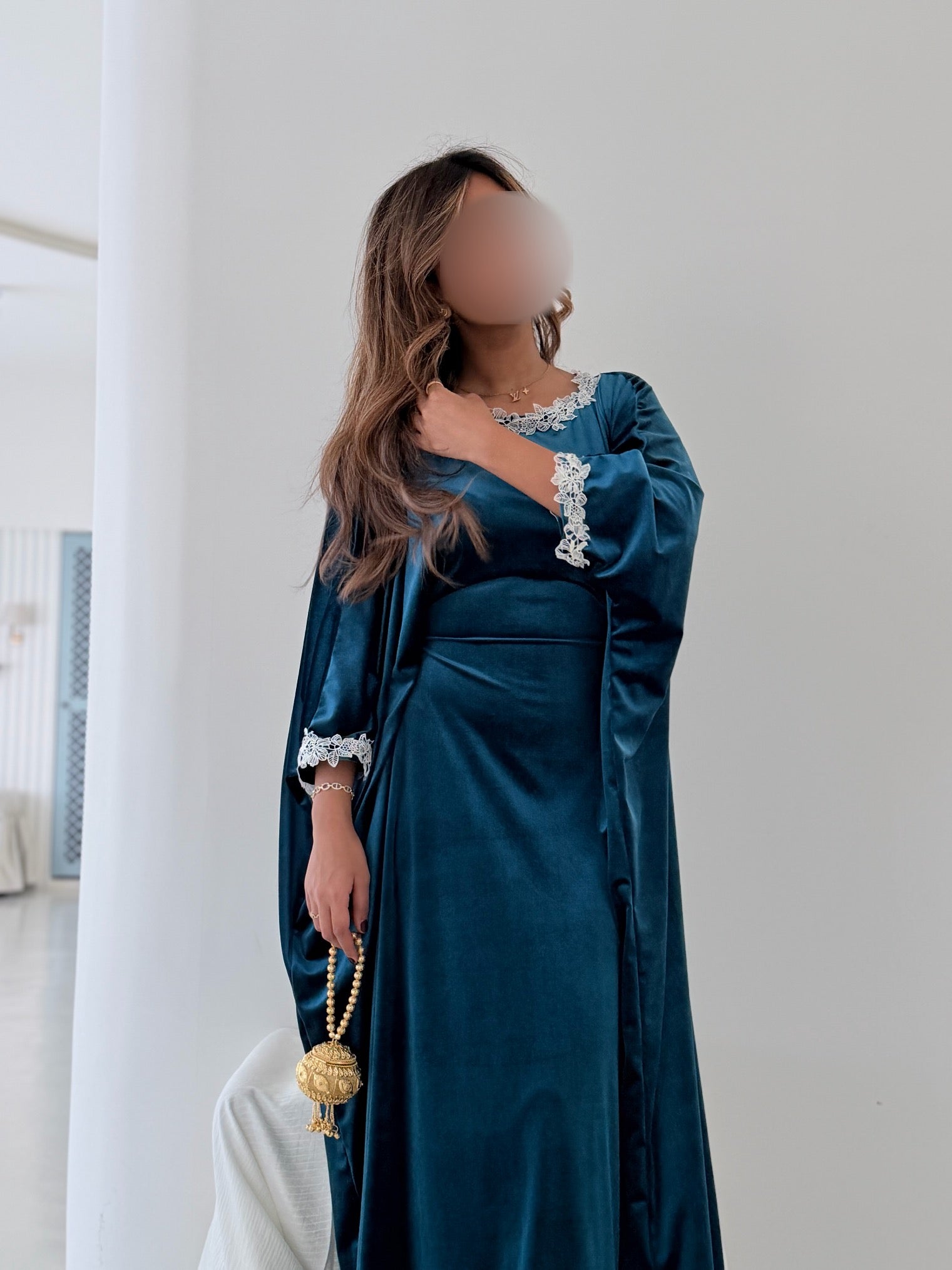 MWJ035 - جلابية مخمل ازرق سترتش و كلفة ورد أبيض - Aya