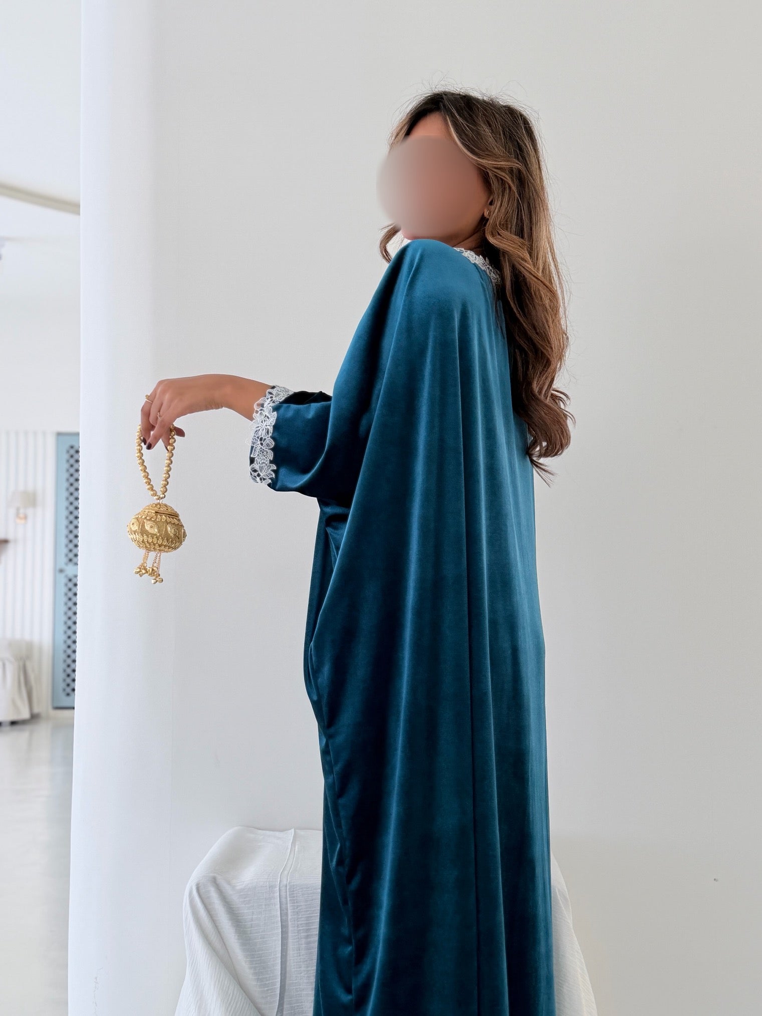 MWJ035 - جلابية مخمل ازرق سترتش و كلفة ورد أبيض - Aya