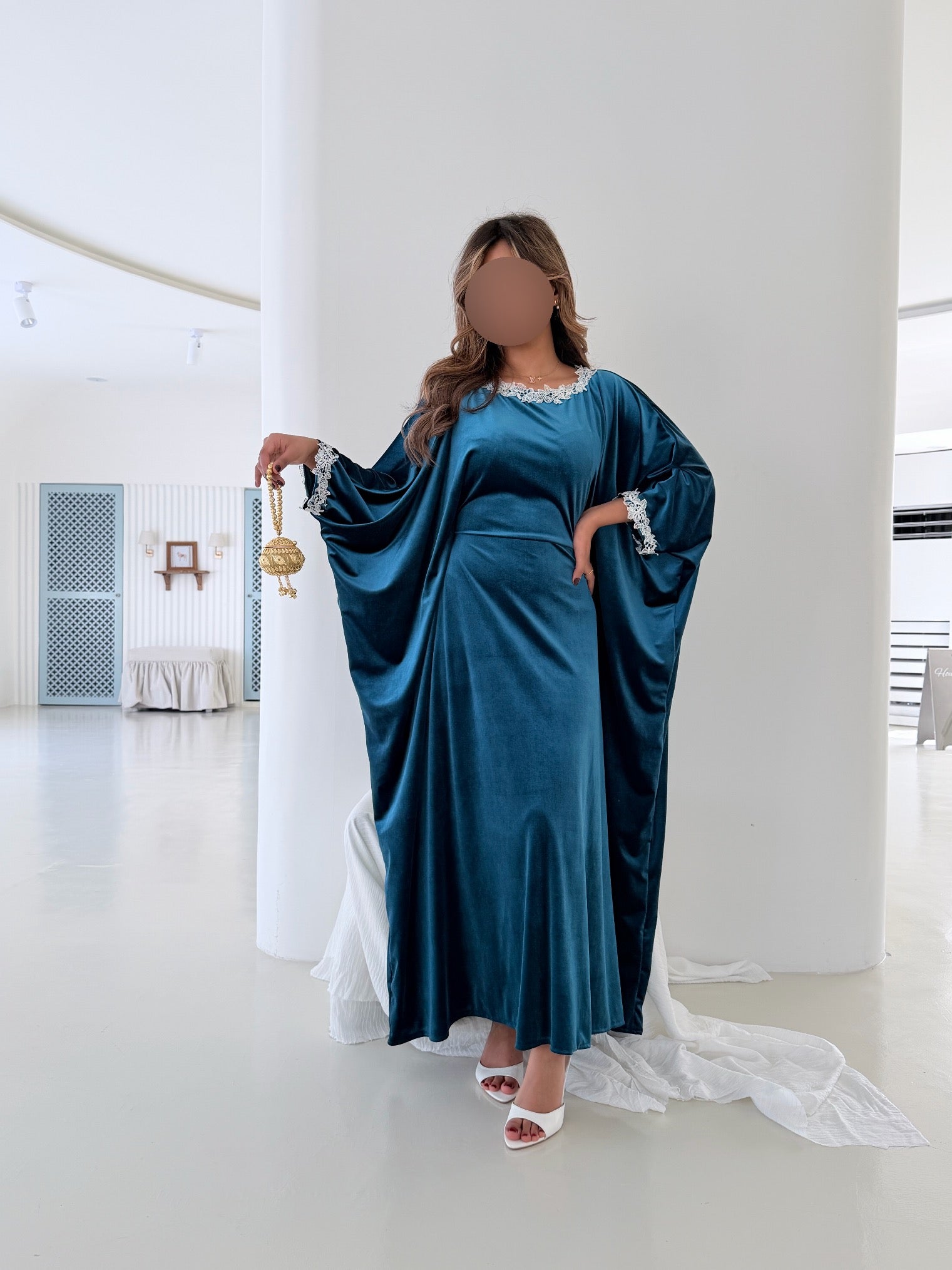 MWJ035 - جلابية مخمل ازرق سترتش و كلفة ورد أبيض - Aya