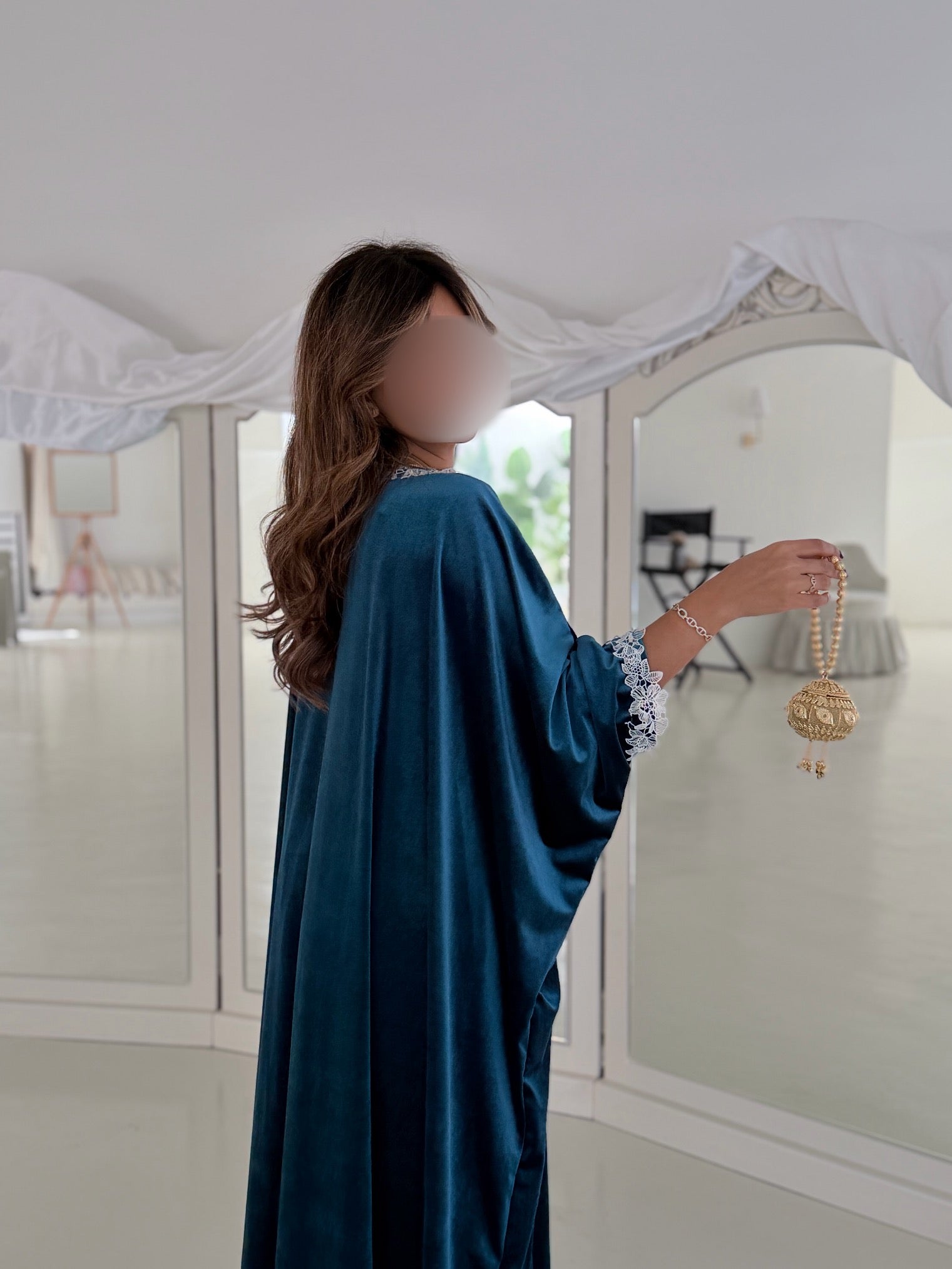 MWJ035 - جلابية مخمل ازرق سترتش و كلفة ورد أبيض - Aya