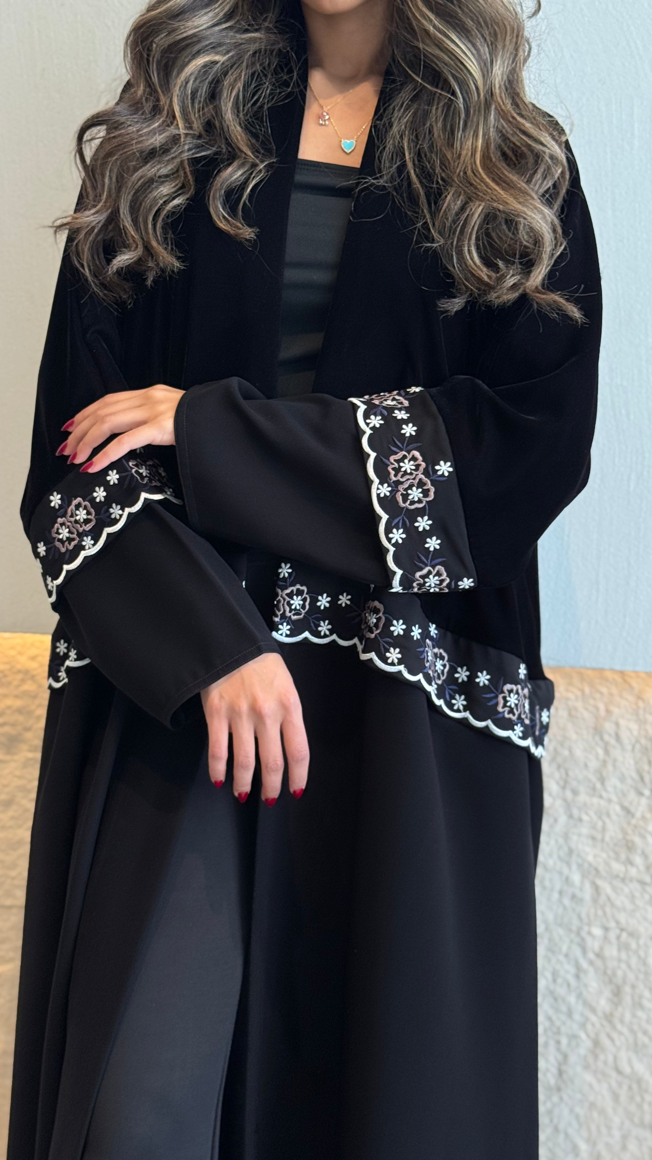 MW1777 - عباية مخمل من تحت قماش كريب الرياض كلفه تطريز كمبيوتر - Aya