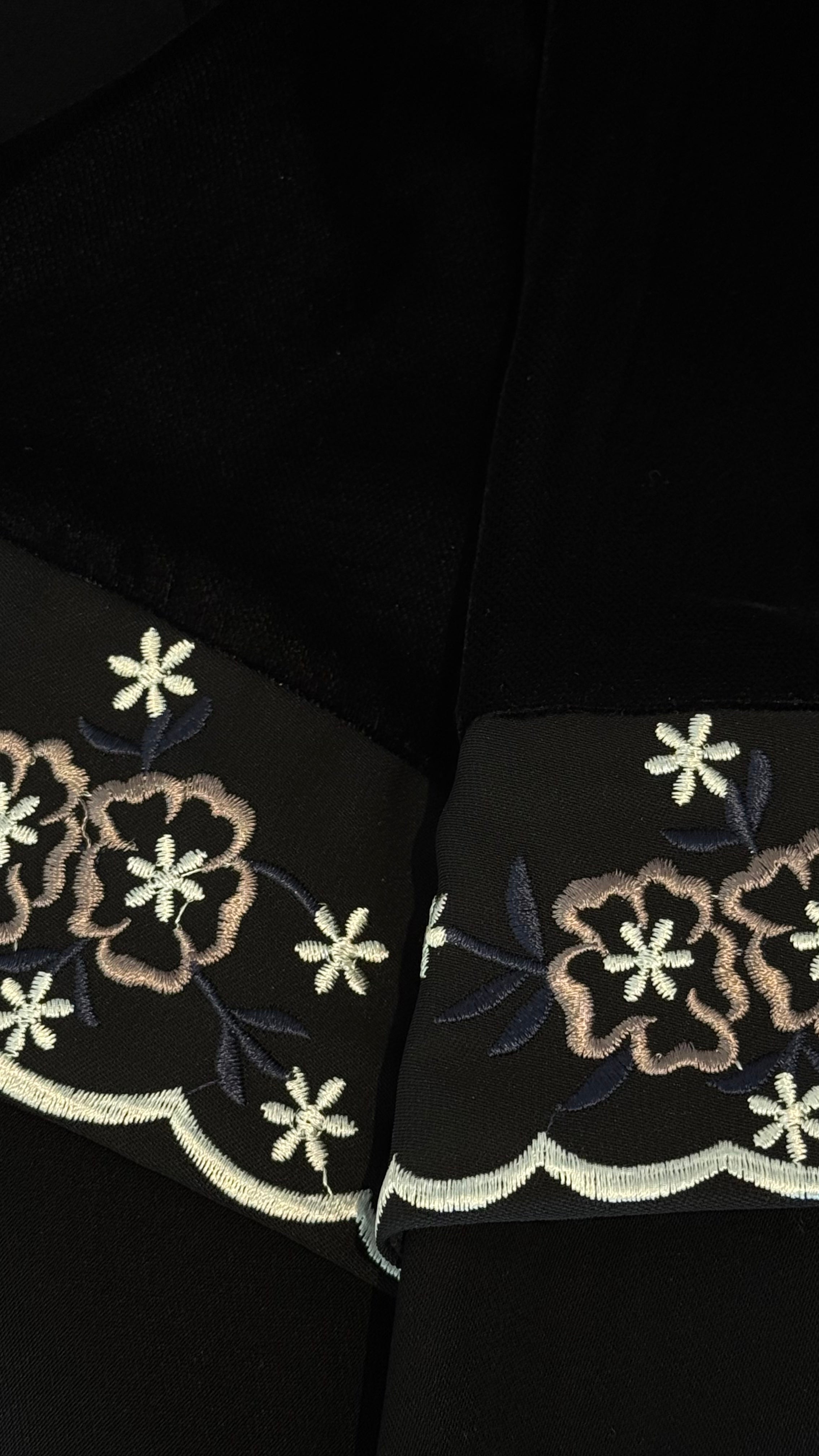 MW1777 - عباية مخمل من تحت قماش كريب الرياض كلفه تطريز كمبيوتر - Aya