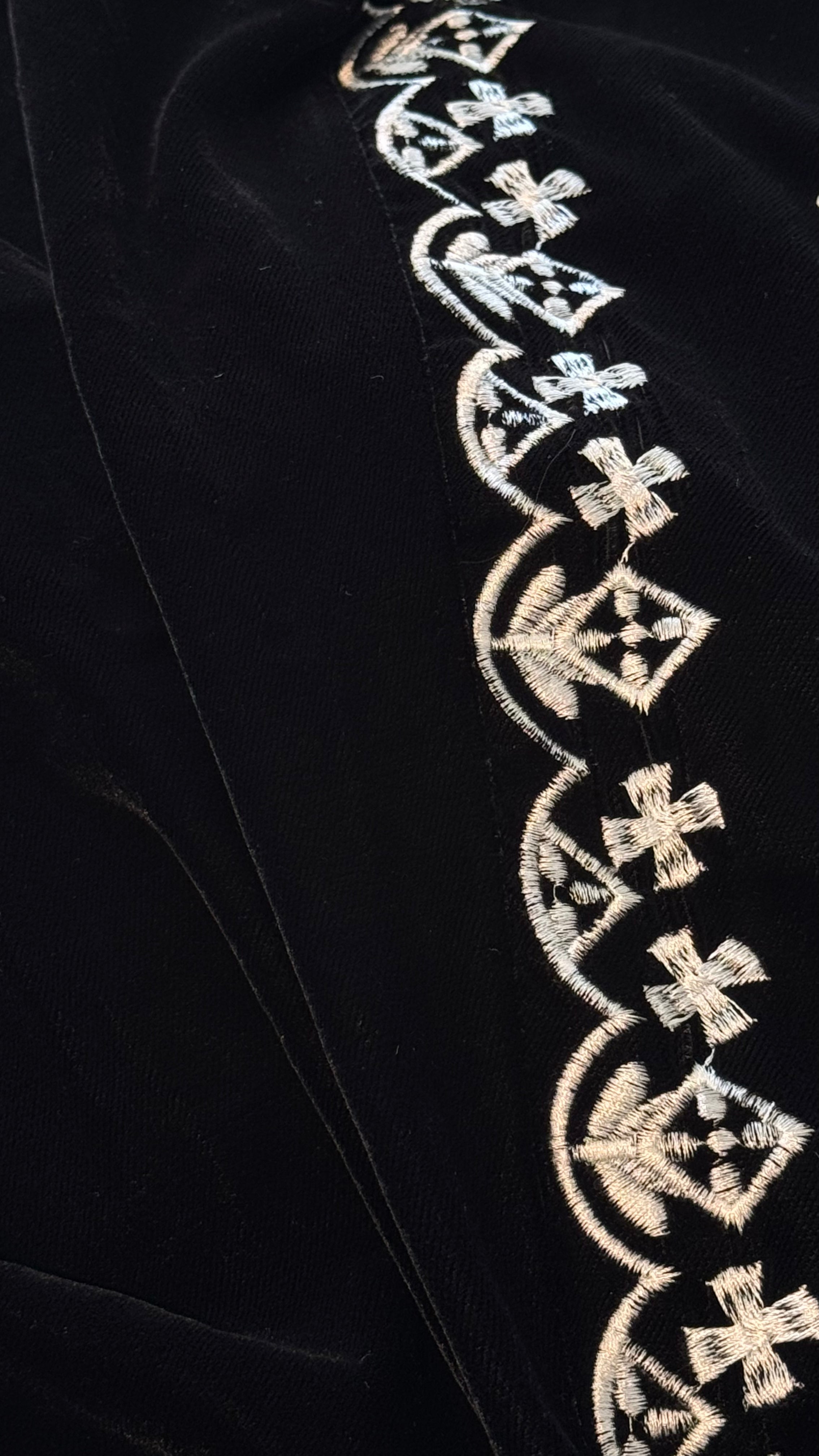 MW1782 - عباية مخمل تطريز كمبيوتر - Aya