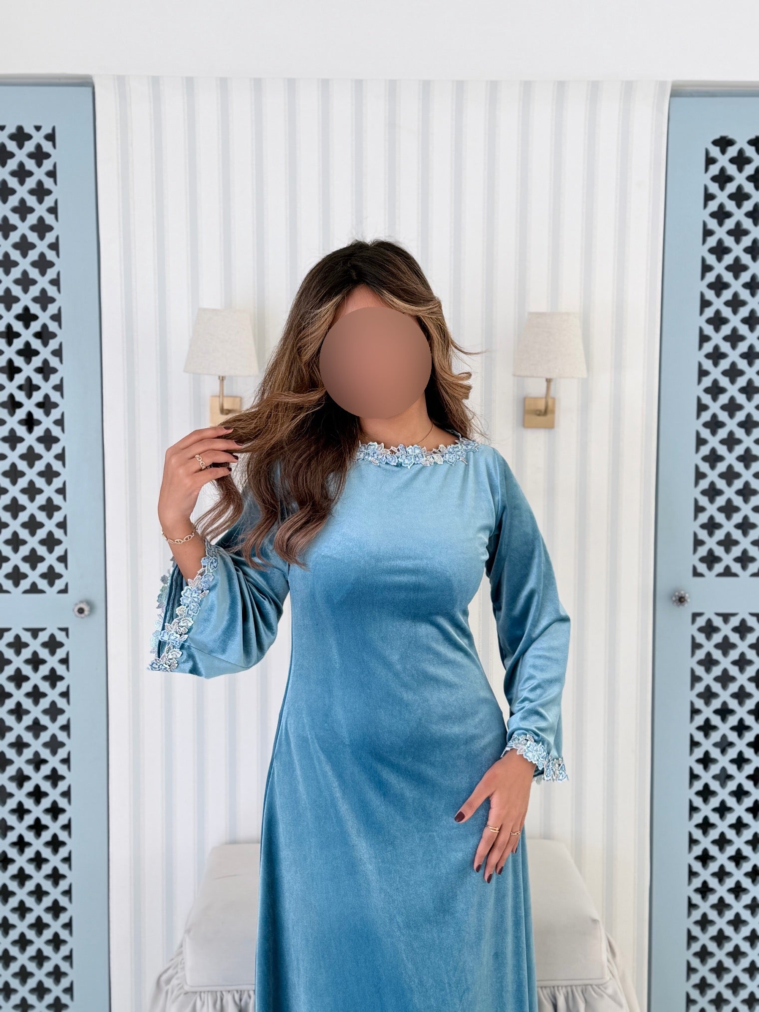 MWJ030 - جلابية مخمل سترتش ازرق و ورد كلفه - Aya