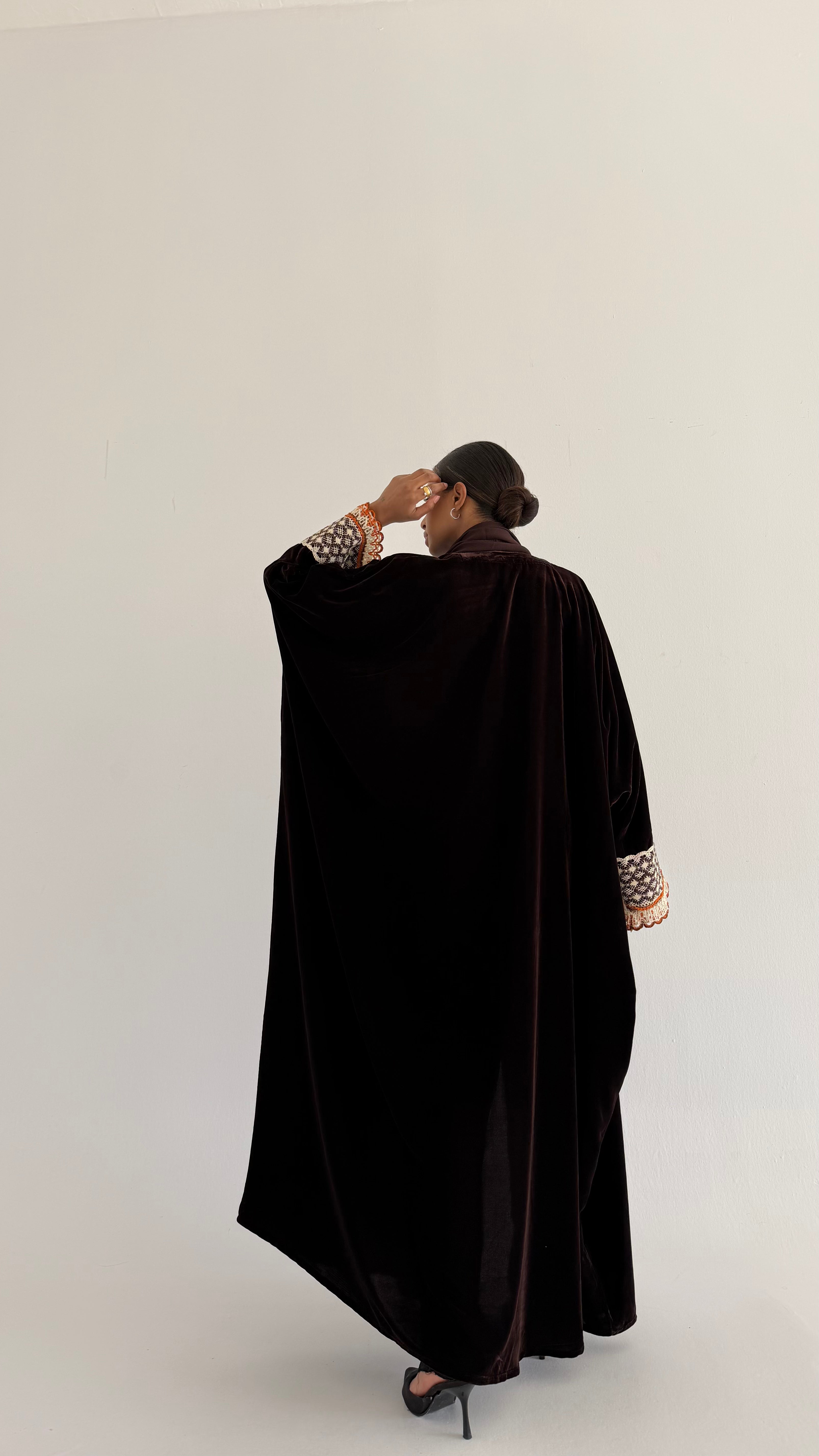 MW2003 -عباية مخمل اس اس مع اضافة الكورشية بالاكمام