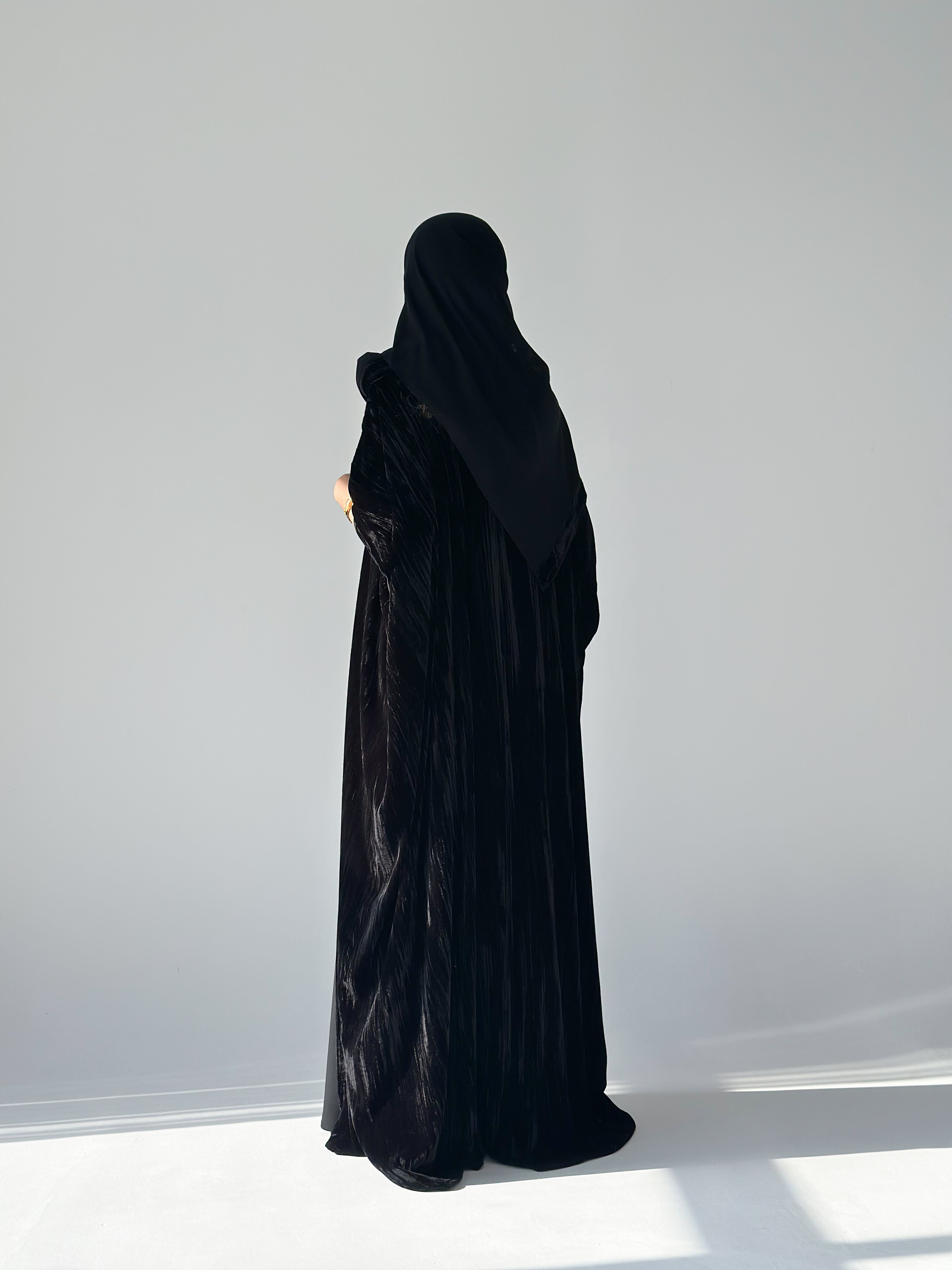 MW1886 - عباية مخمل مع فستان كريب