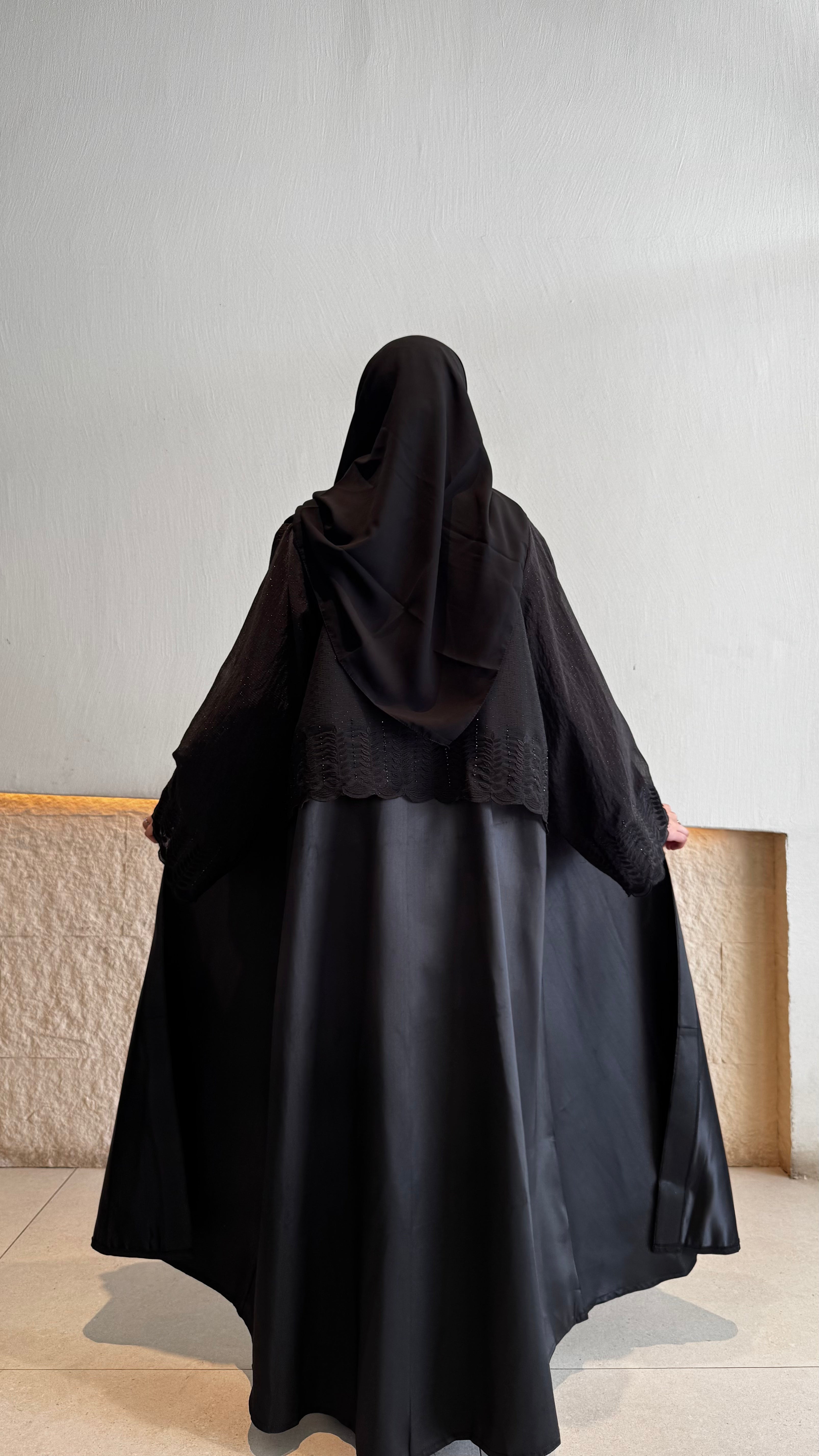 MW1503 - عباية تفتة سوداء مع كم مشغول - Aya