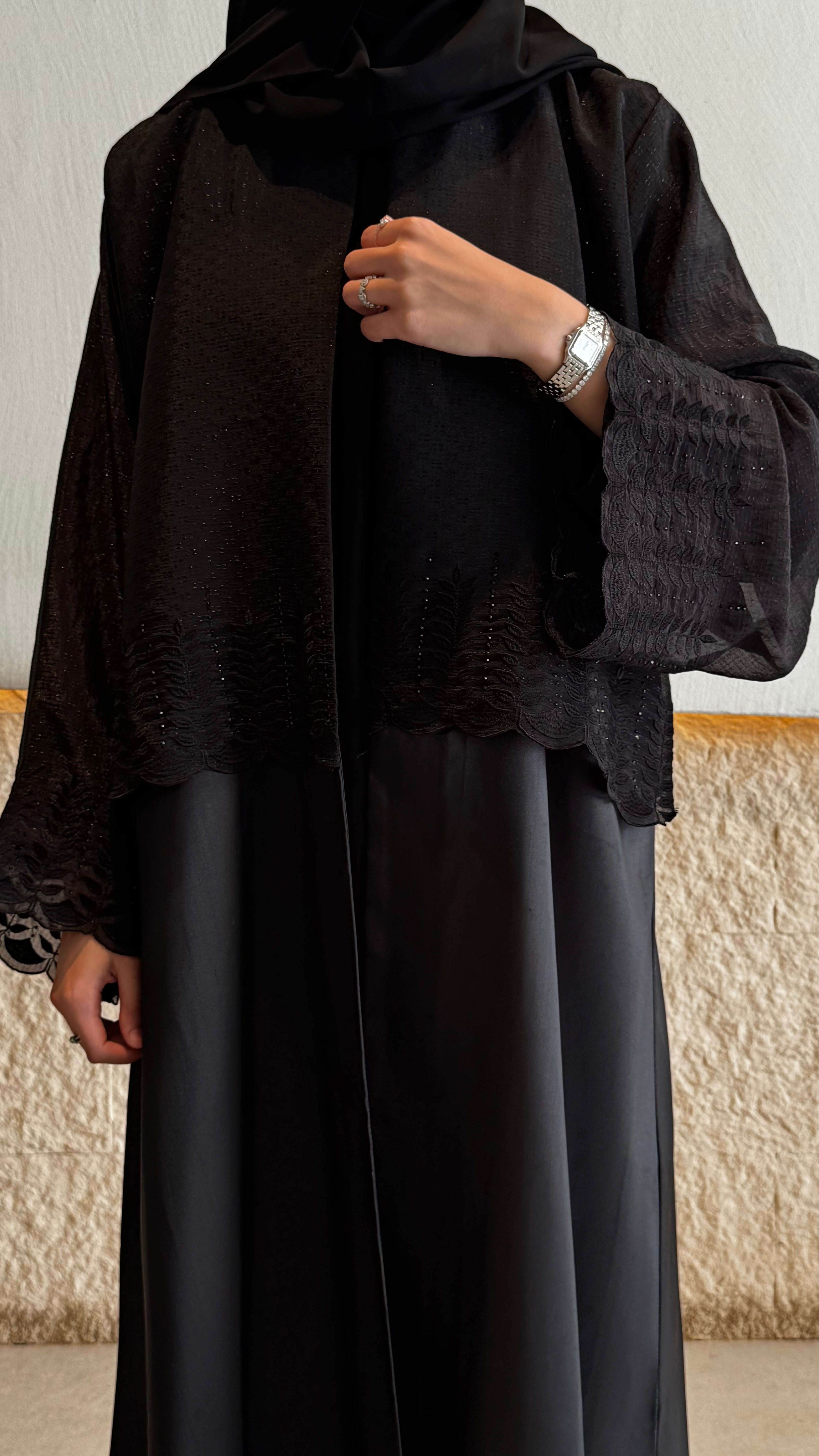 MW1503 - عباية تفتة سوداء مع كم مشغول - Aya