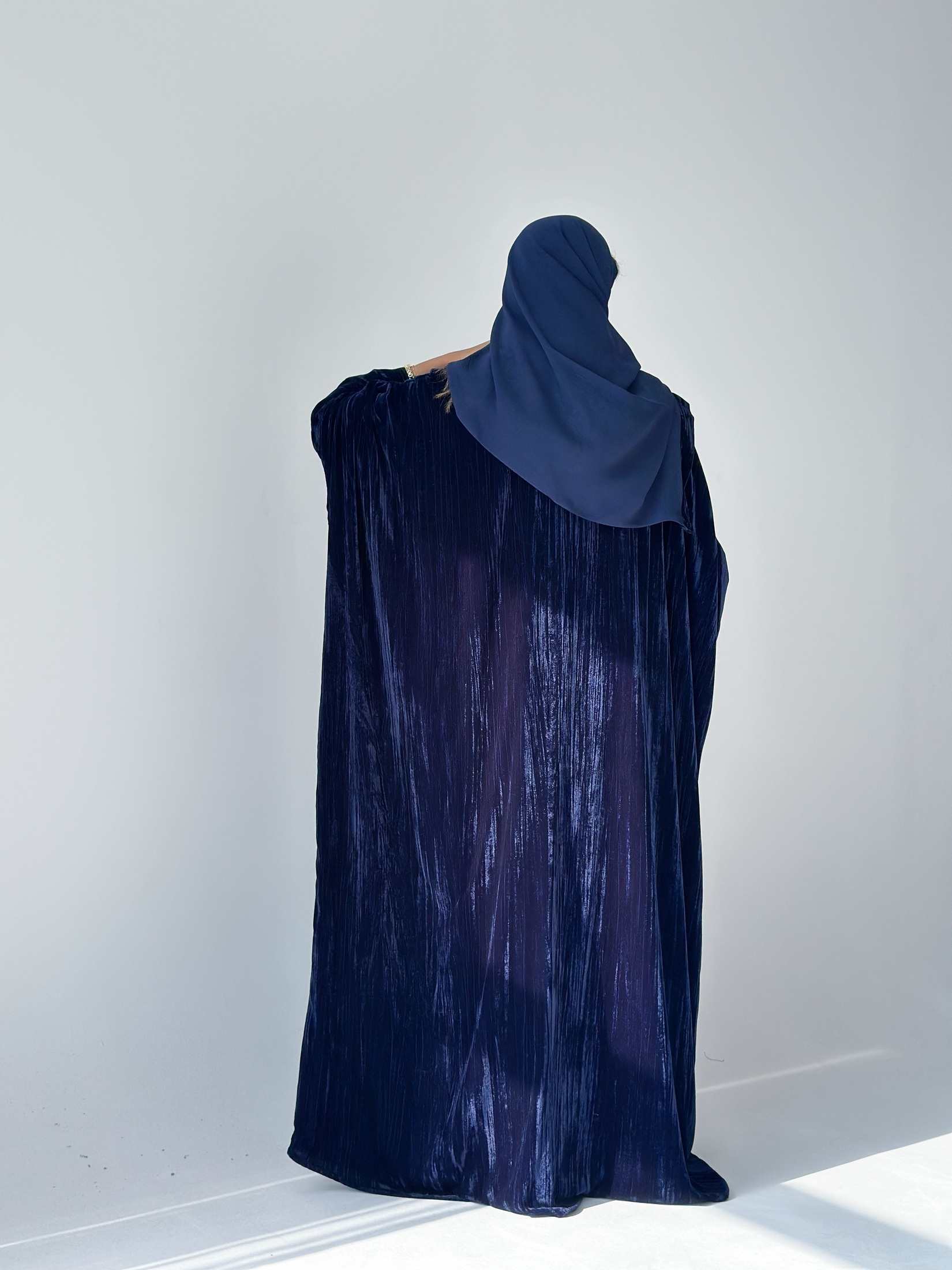 MW1887 - عباية مخمل مع فستان كريب - Aya