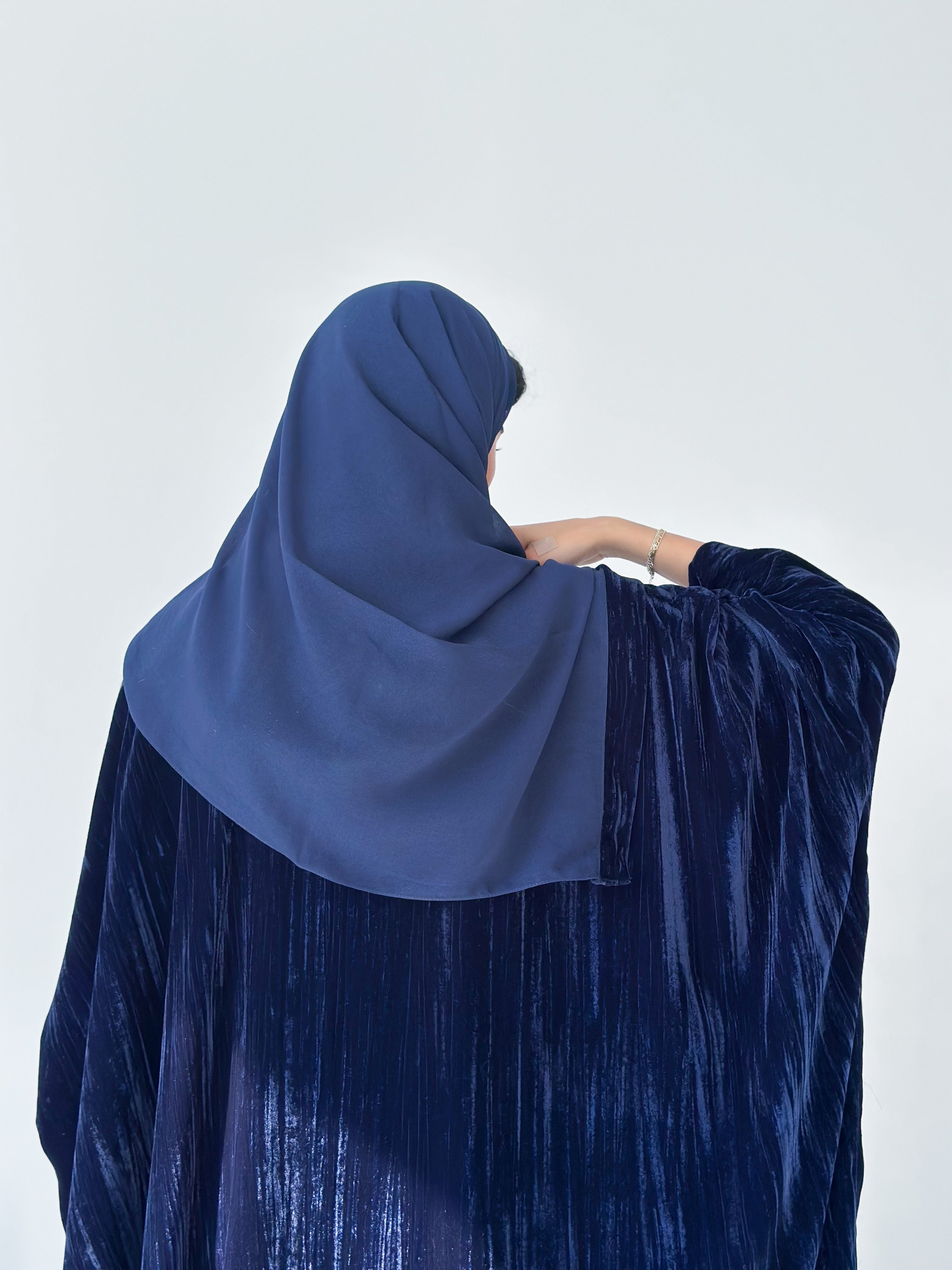 MW1887 - عباية مخمل مع فستان كريب