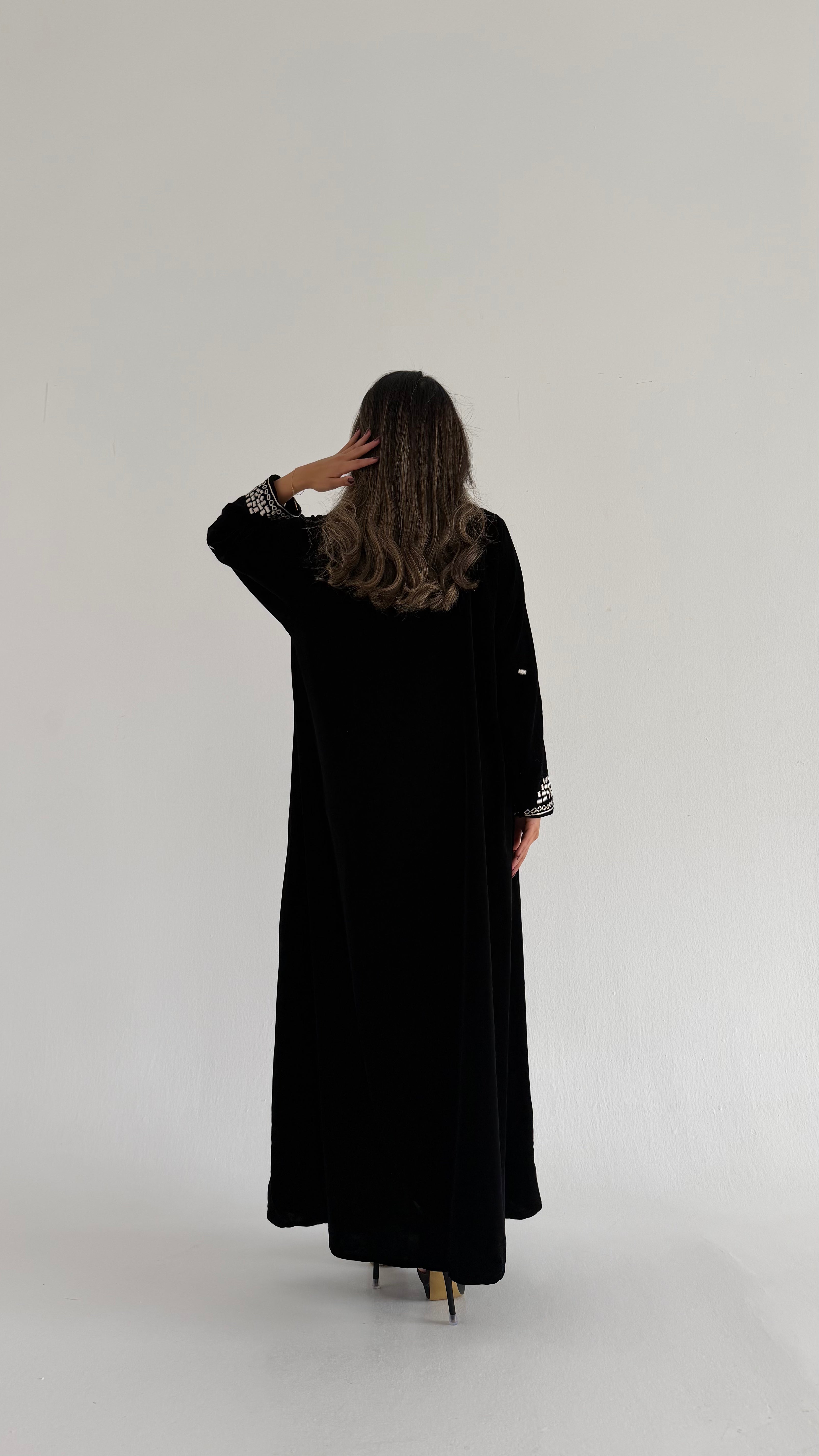 MWT684 - عباية مخمل اسود تطريز من الامام - Aya