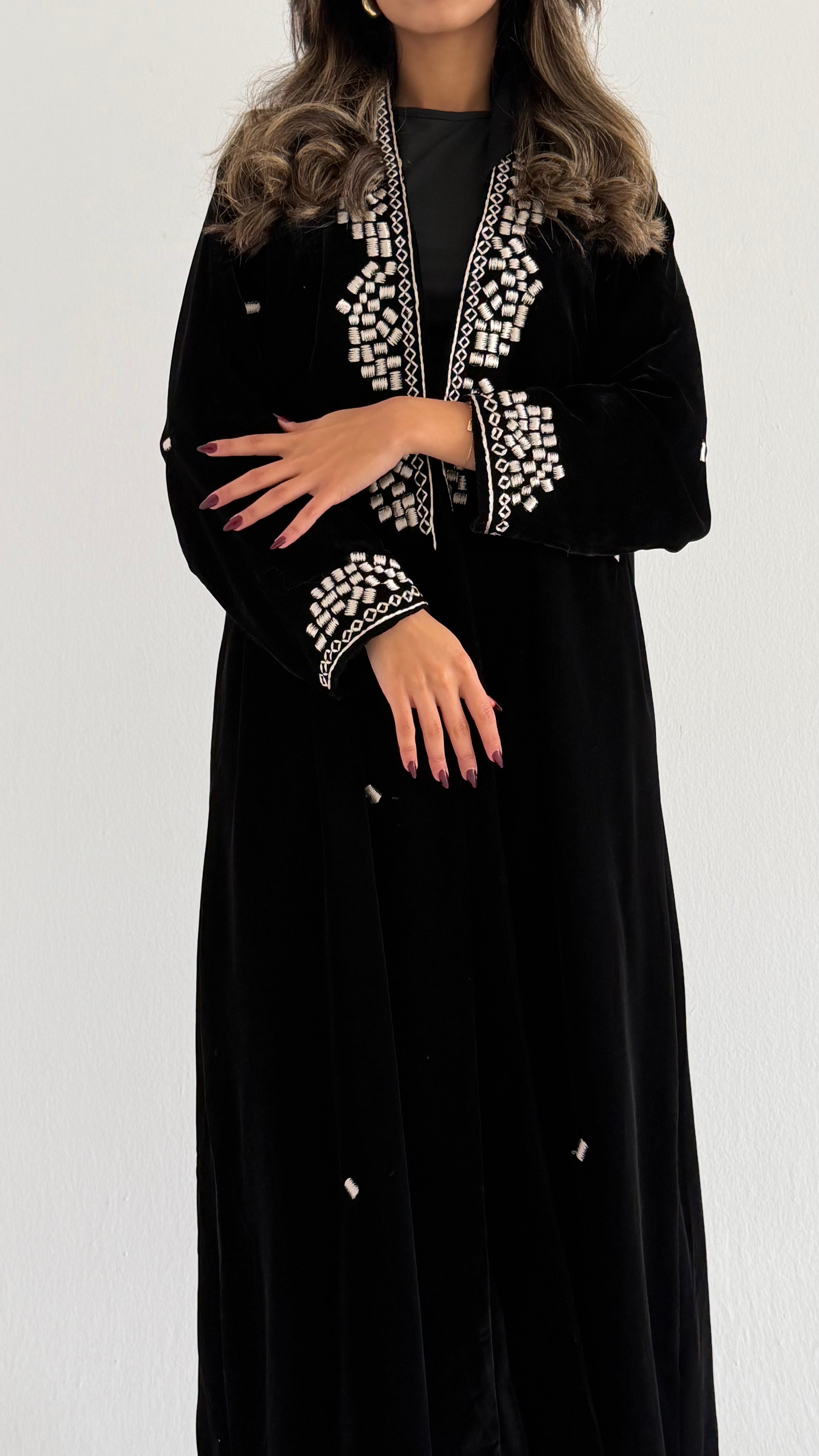 MWT684 - عباية مخمل اسود تطريز من الامام - Aya
