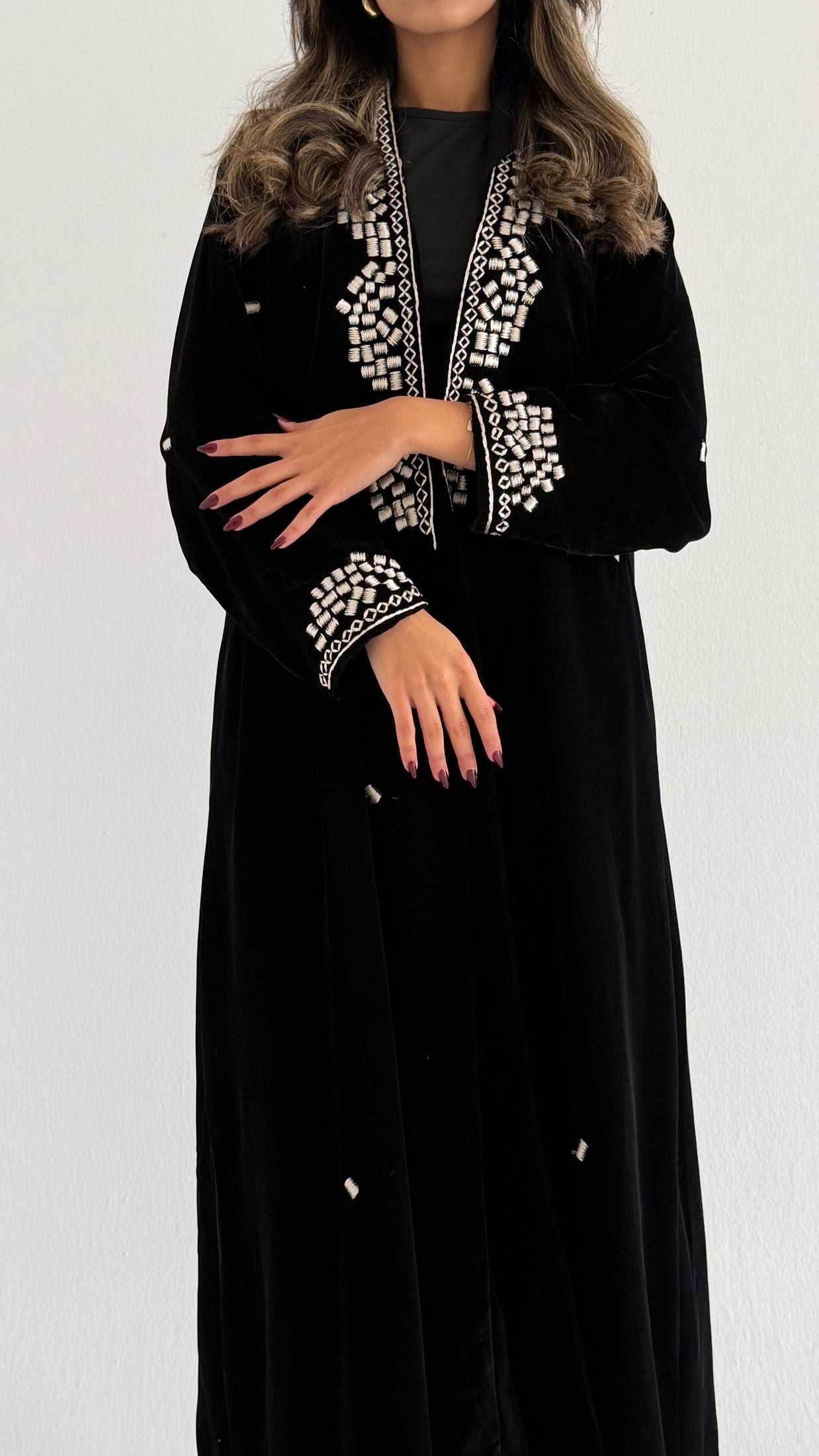 MWT684 - عباية مخمل اسود تطريز من الامام - Aya