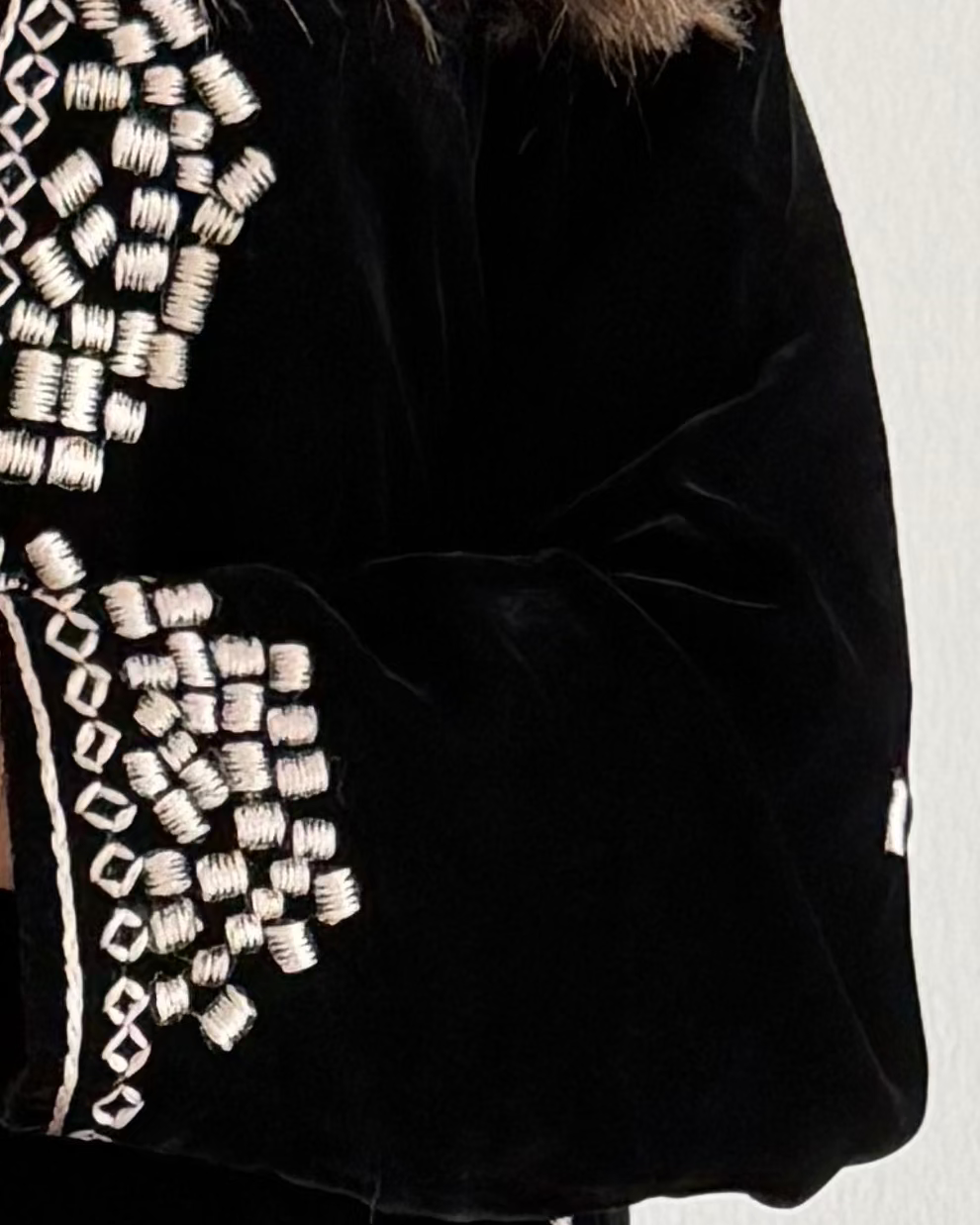 MWT684 - عباية مخمل اسود تطريز من الامام - Aya