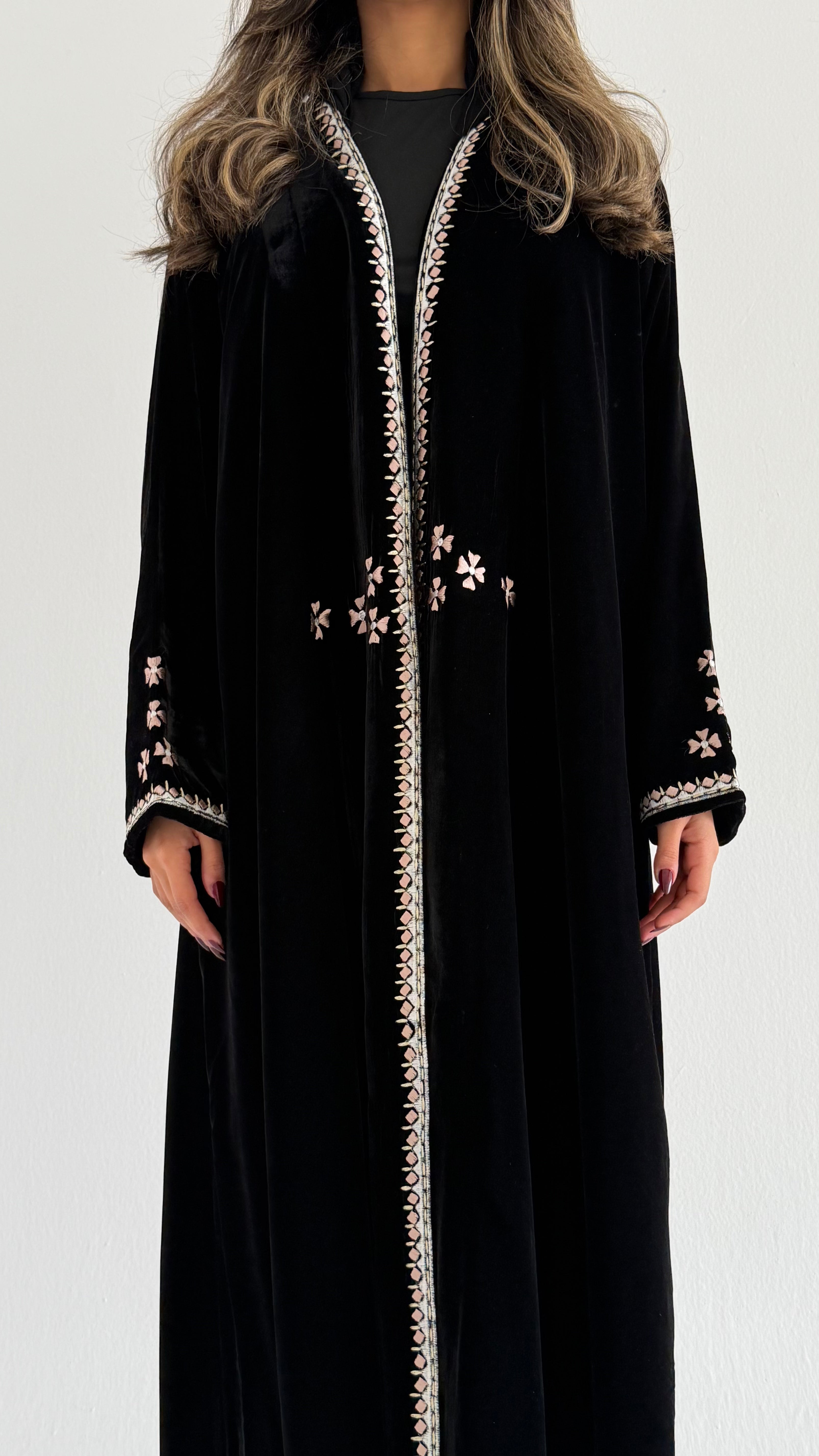 MWT655 - عباية تطريز مخمل اسود - Aya