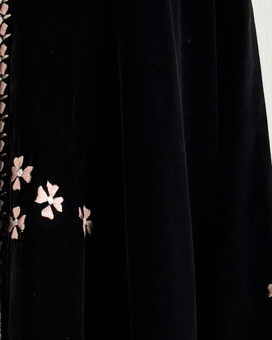 MWT655 - عباية تطريز مخمل اسود - Aya