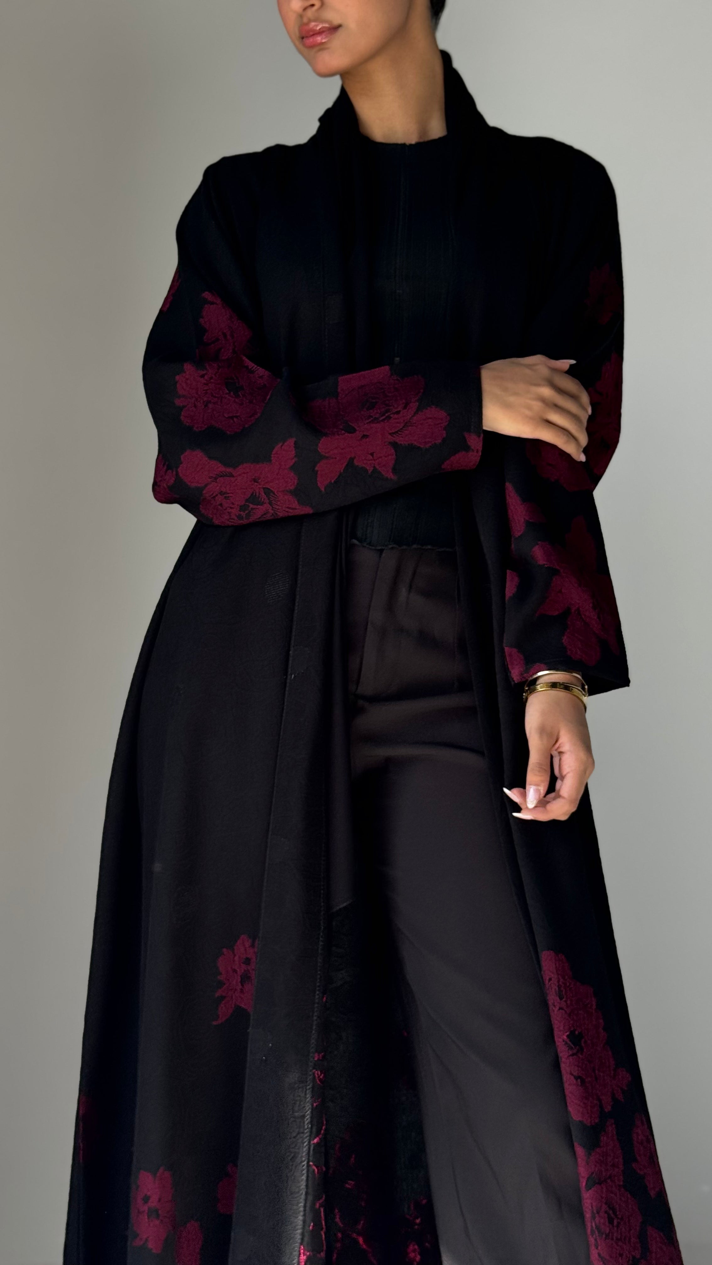 MW1700 - عباية سوداء مطرزة بالورد من الاسفل والاكمام - Aya