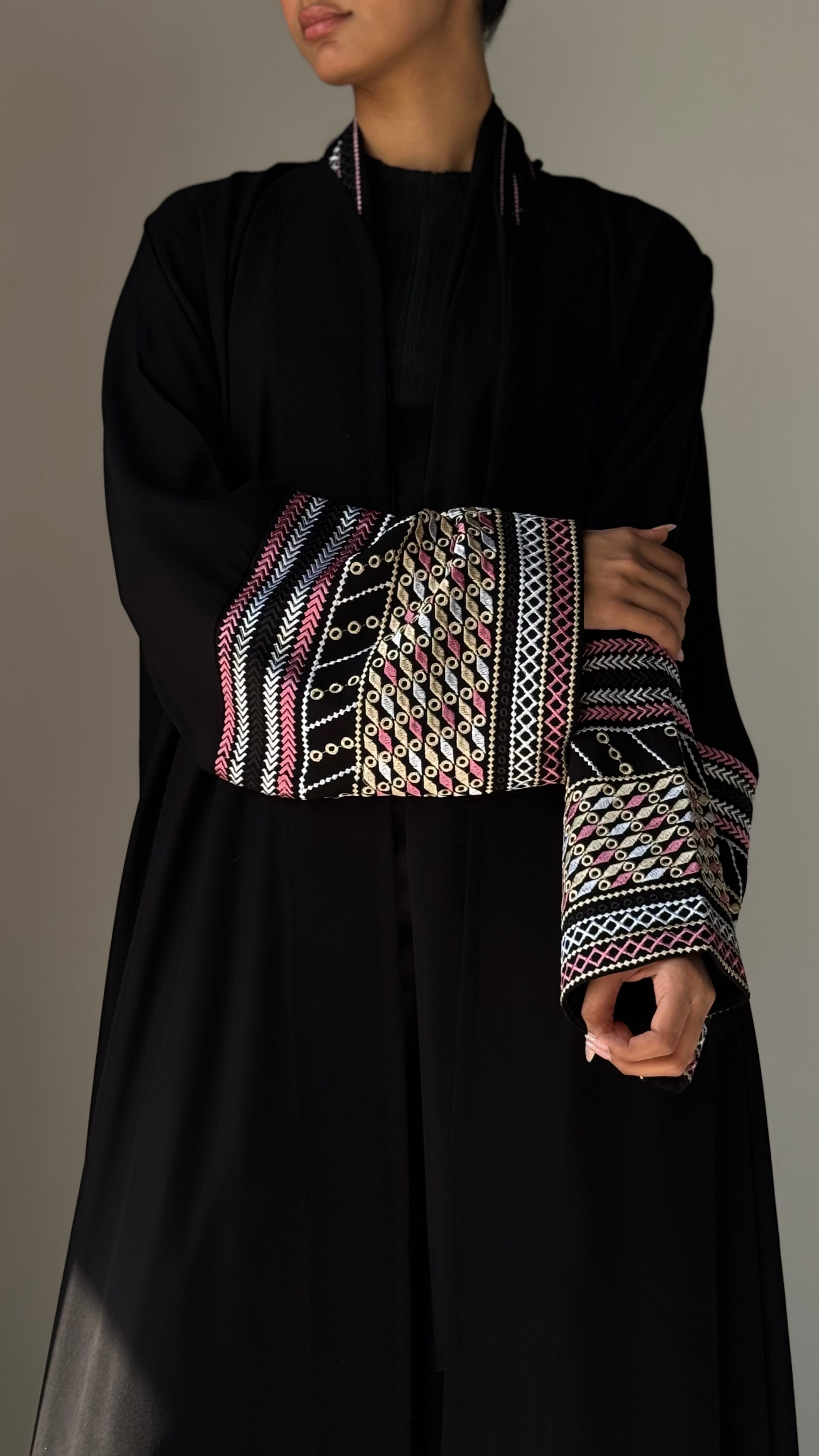 MW1744- عباية اسود بكمام مطرزة