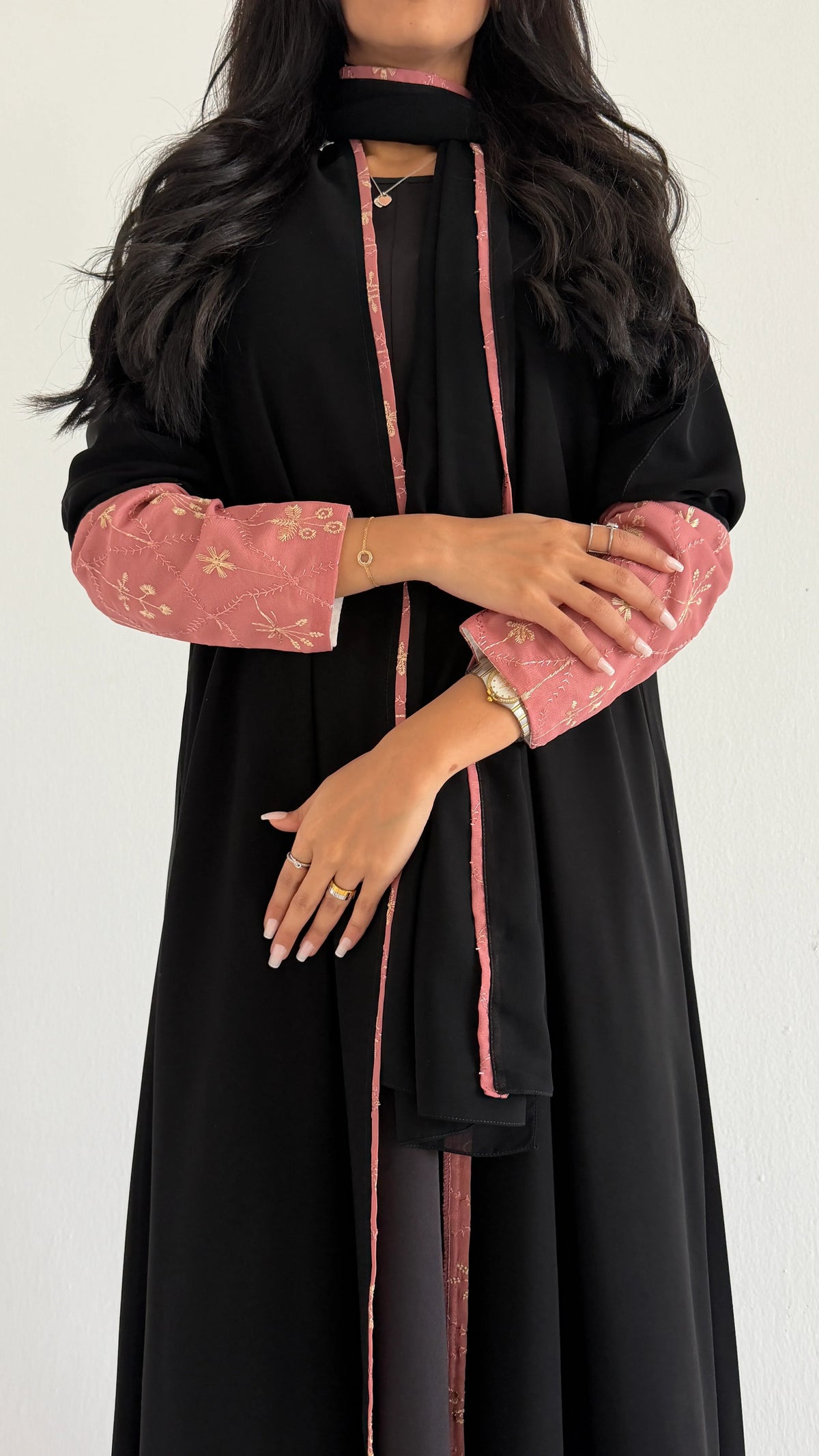 MWT2158 - عباية كريب يومية أسود بقيطان وكلفة