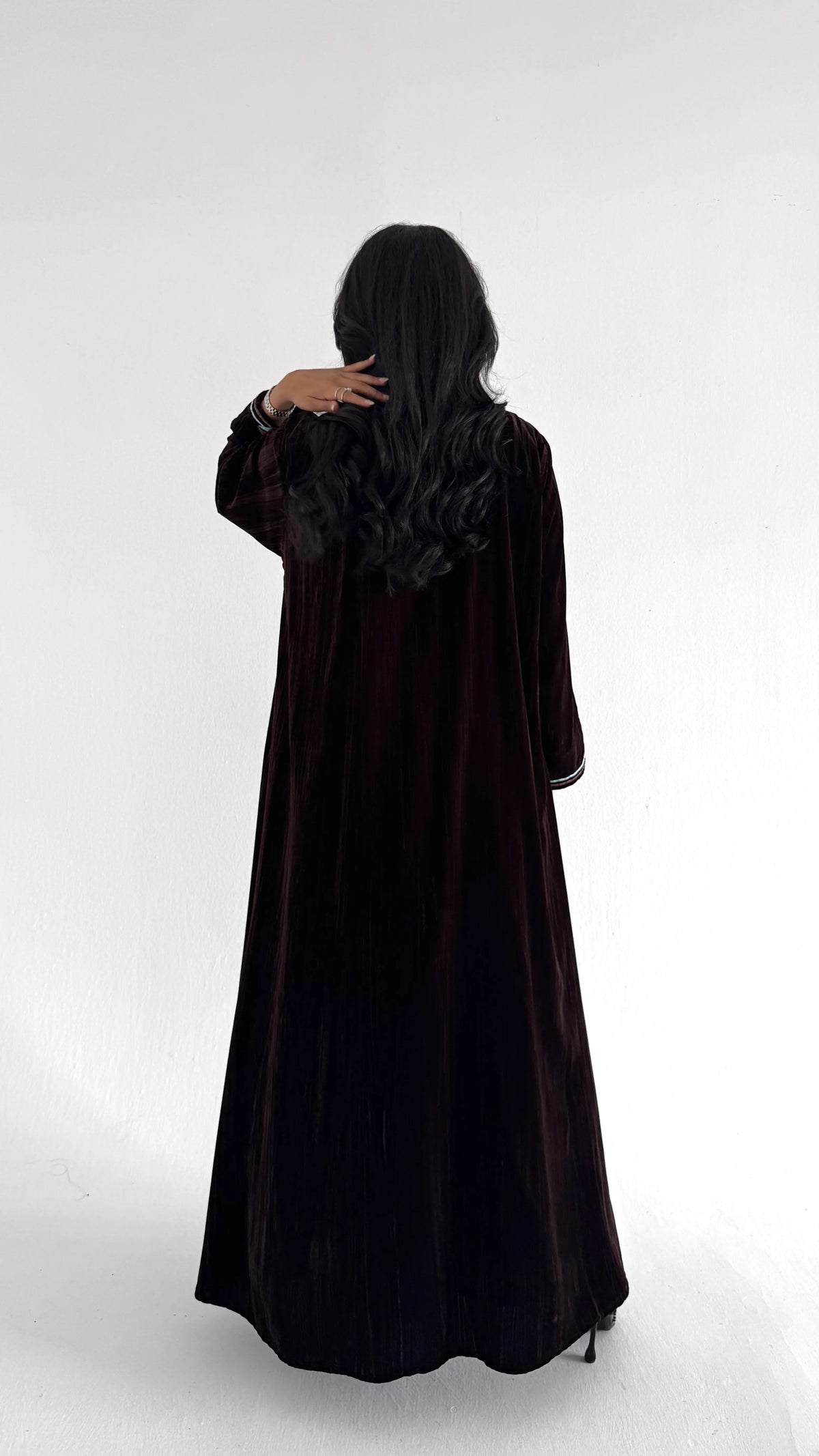 MW515 - عباية مخمل بنية مزينة بتطريز سماوي ويوجد زر مخفي واحد - Aya