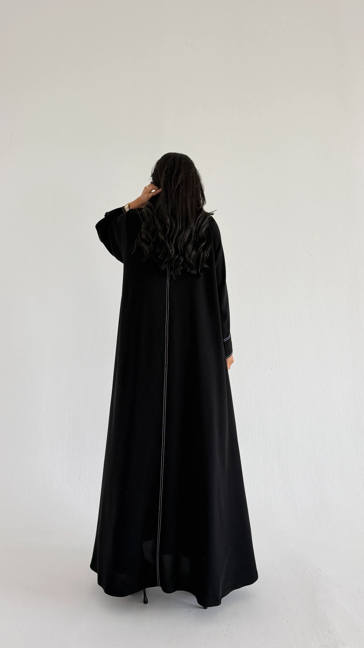 MW422 - عباية سوداء مطرزة خطوط - Aya