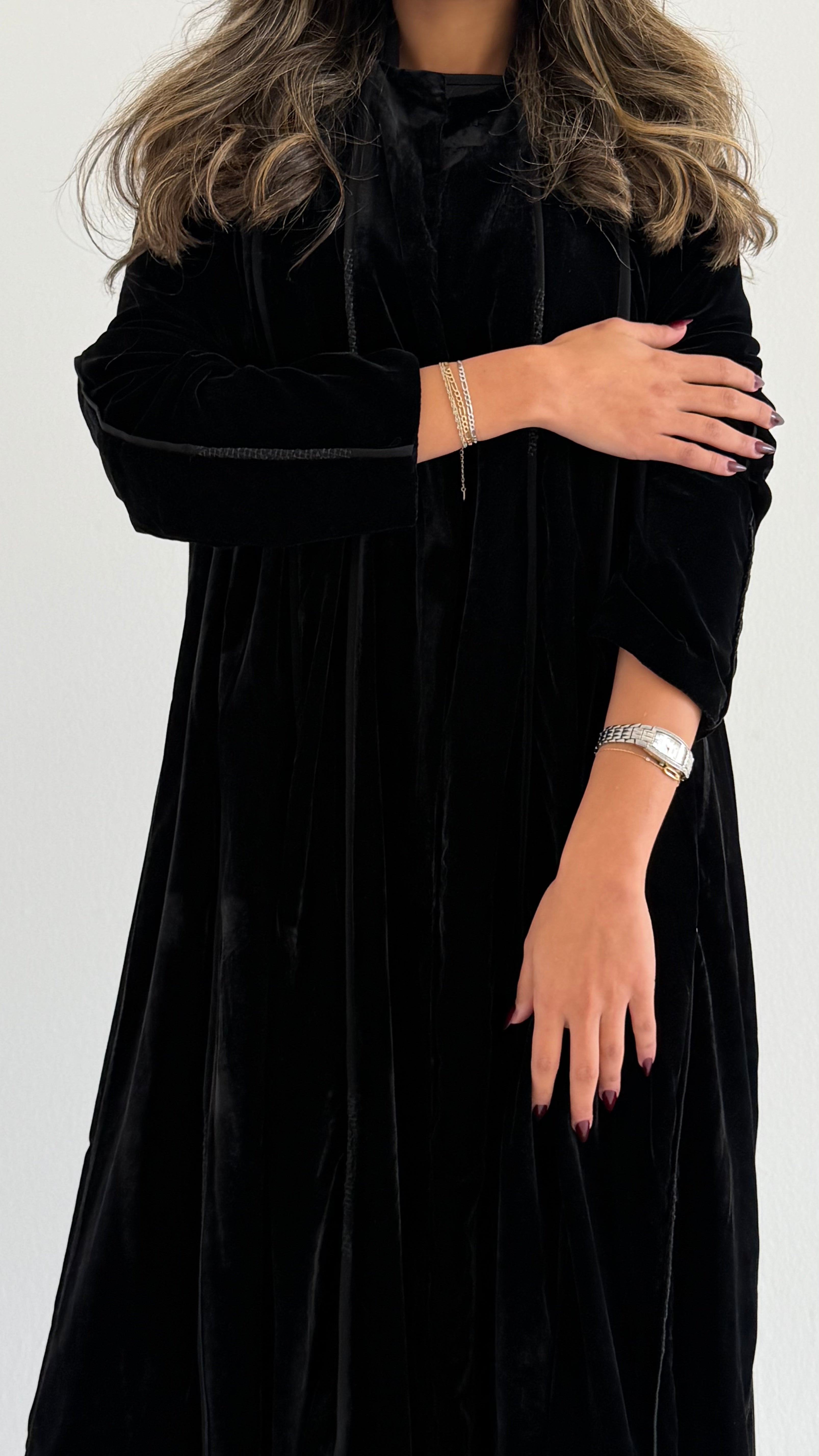 MWT666 - عباية مخمل اسود بخطوط اسود - Aya