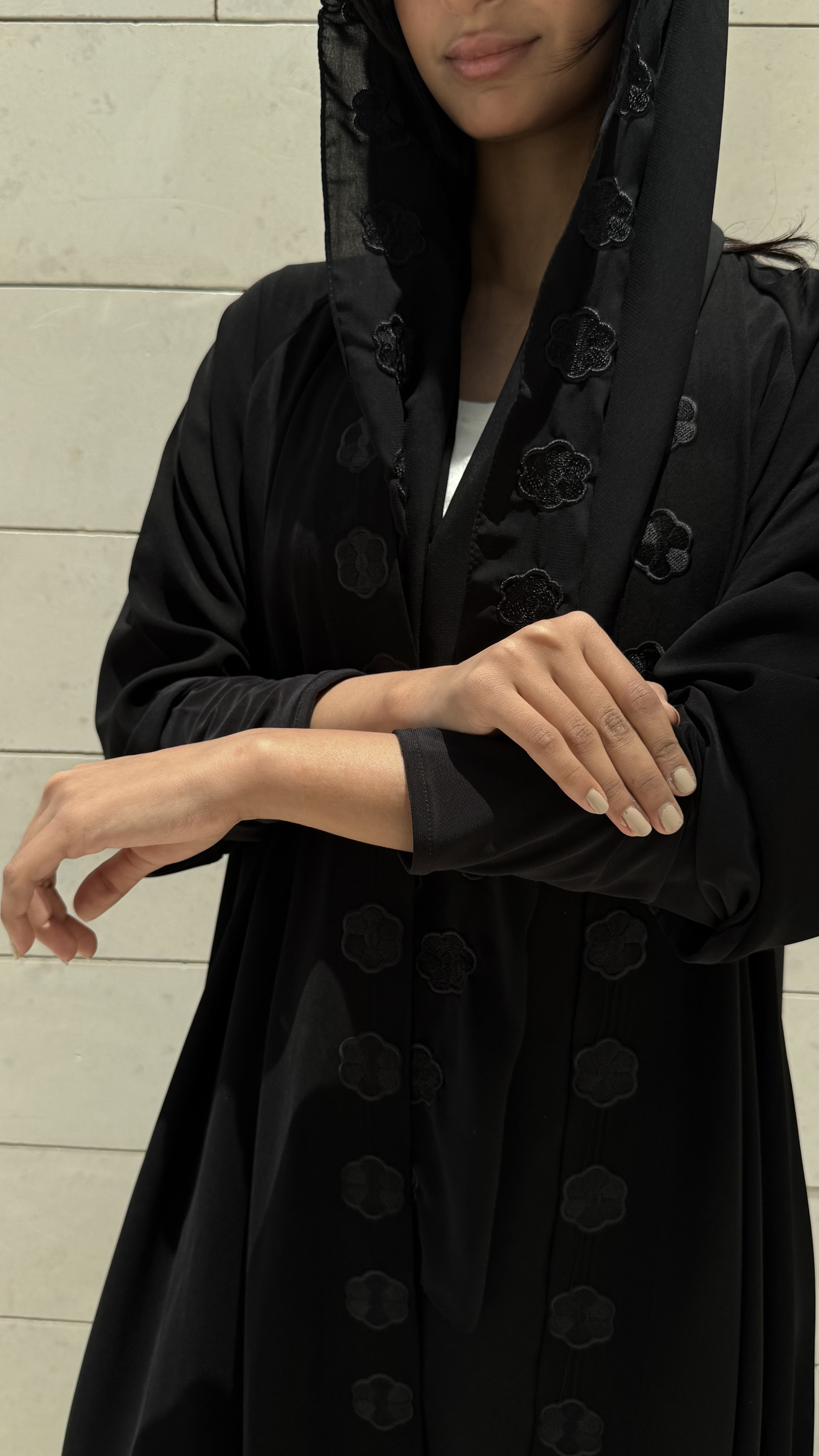 MW1588 - Black Bloom | عباية سوداء بتفاصيل ورود سوداء