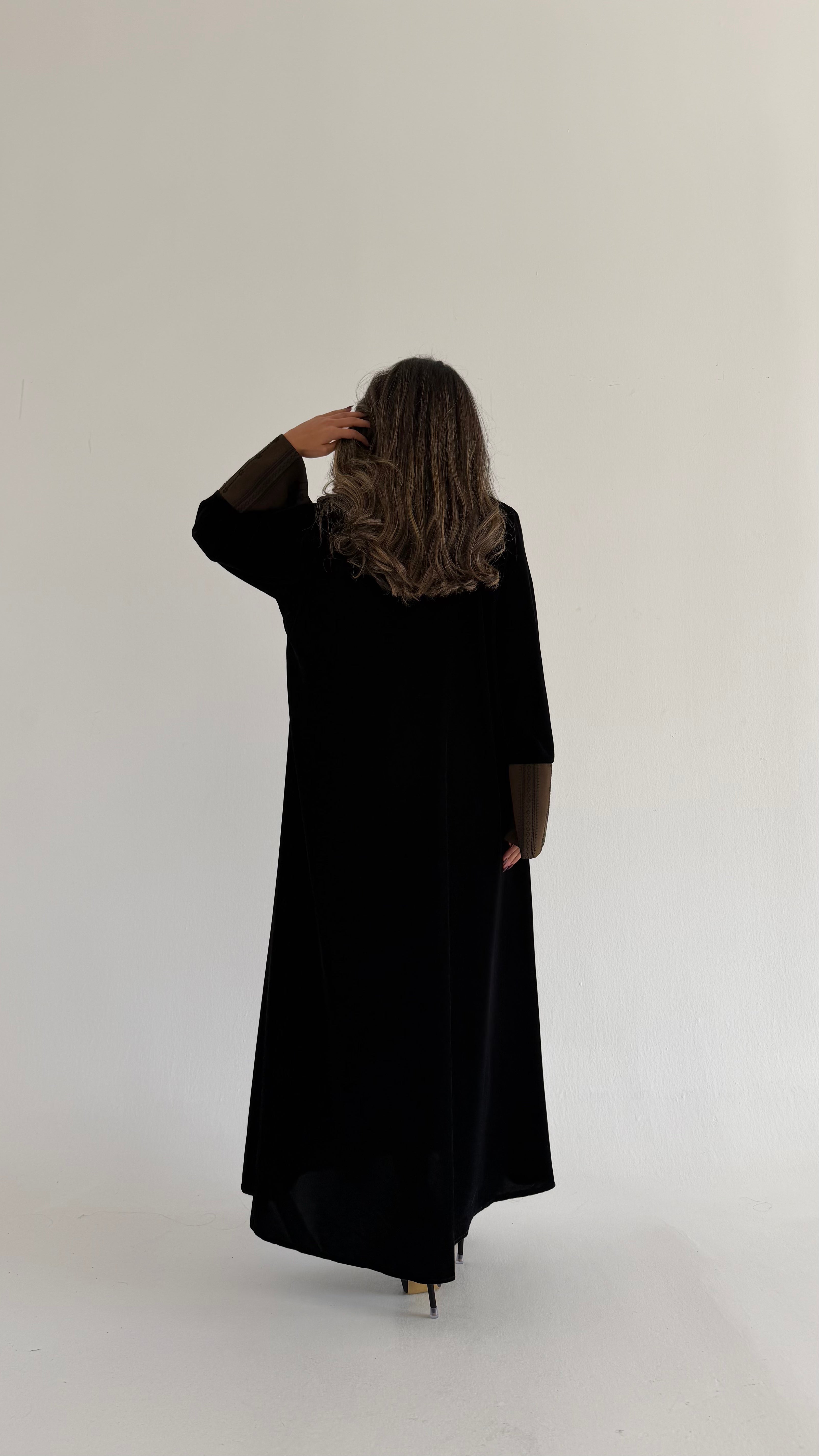 MW1841 - عباية مخمل مع اضافة تدخيلة الجاكار المطرز ليمنحك اطلالة راقية وعصرية - Aya