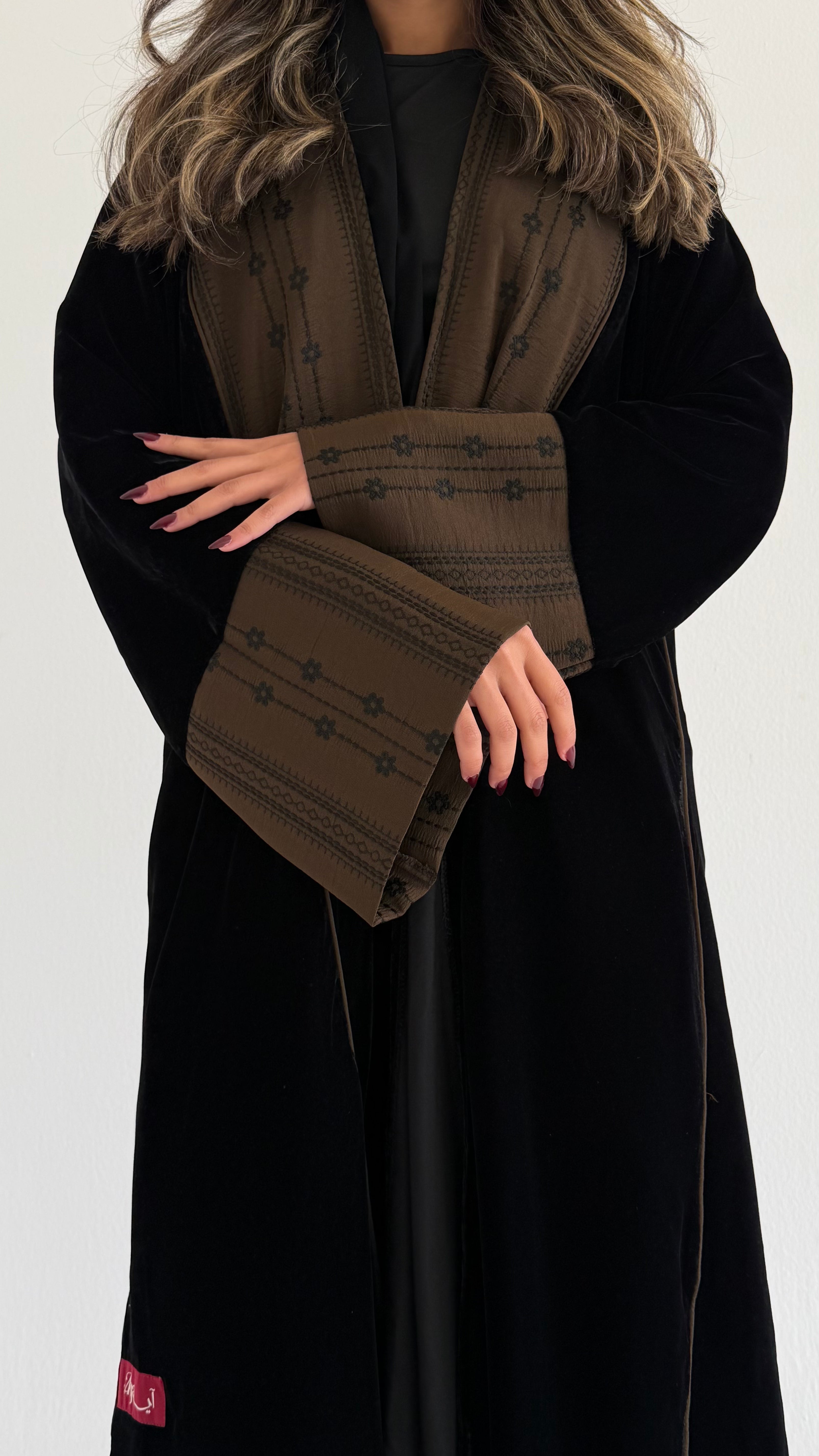 MW1841 - عباية مخمل مع اضافة تدخيلة الجاكار المطرز ليمنحك اطلالة راقية وعصرية - Aya