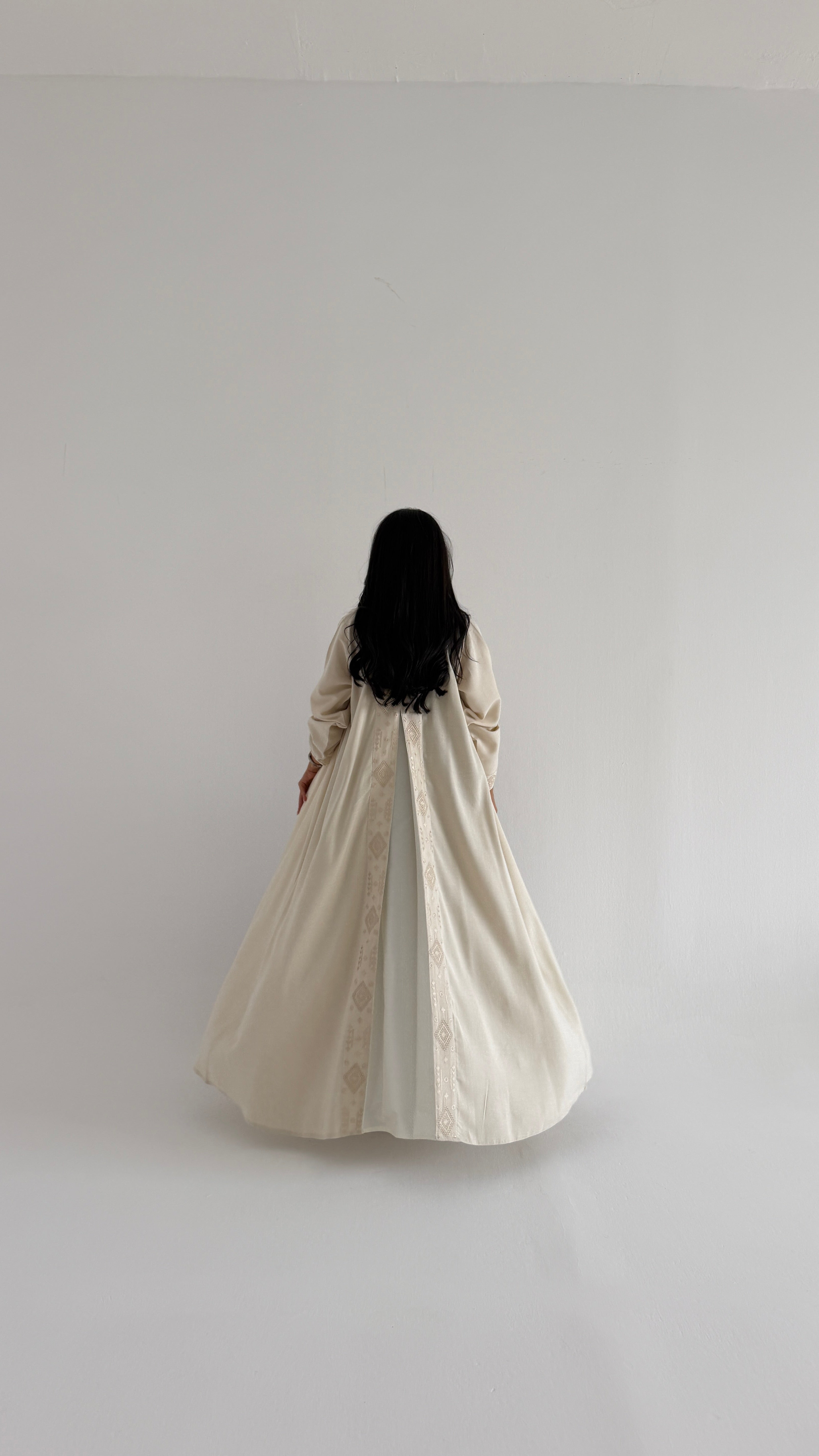 MWT1151 - عبايه لنن تطريز مع تدخيلة شانتون - Aya