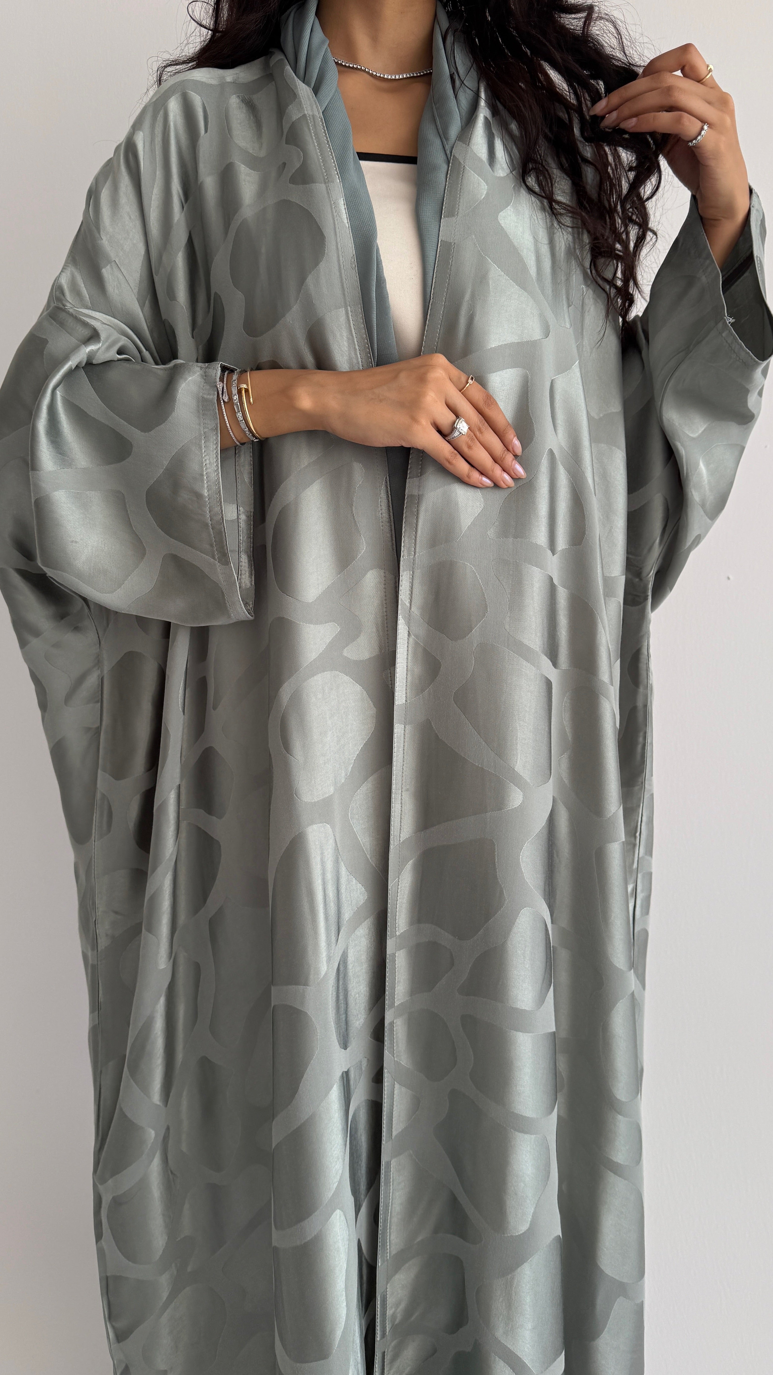 MWT5079 - ستايل يومي عبايه حرير اخضر فاتح نص بشت خفيفة و مريحة ومناسبة لكل يوم - Aya