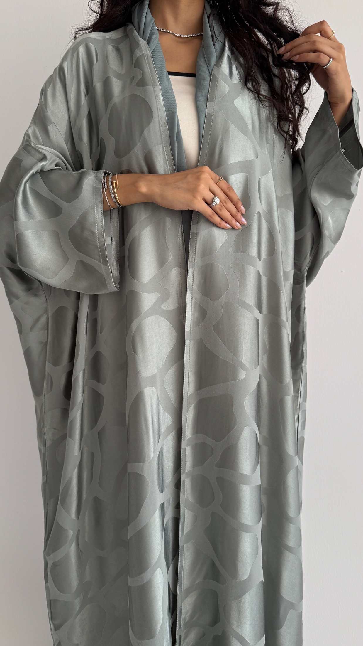 MWT5079 - ستايل يومي عبايه حرير اخضر فاتح نص بشت خفيفة و مريحة ومناسبة لكل يوم - Aya