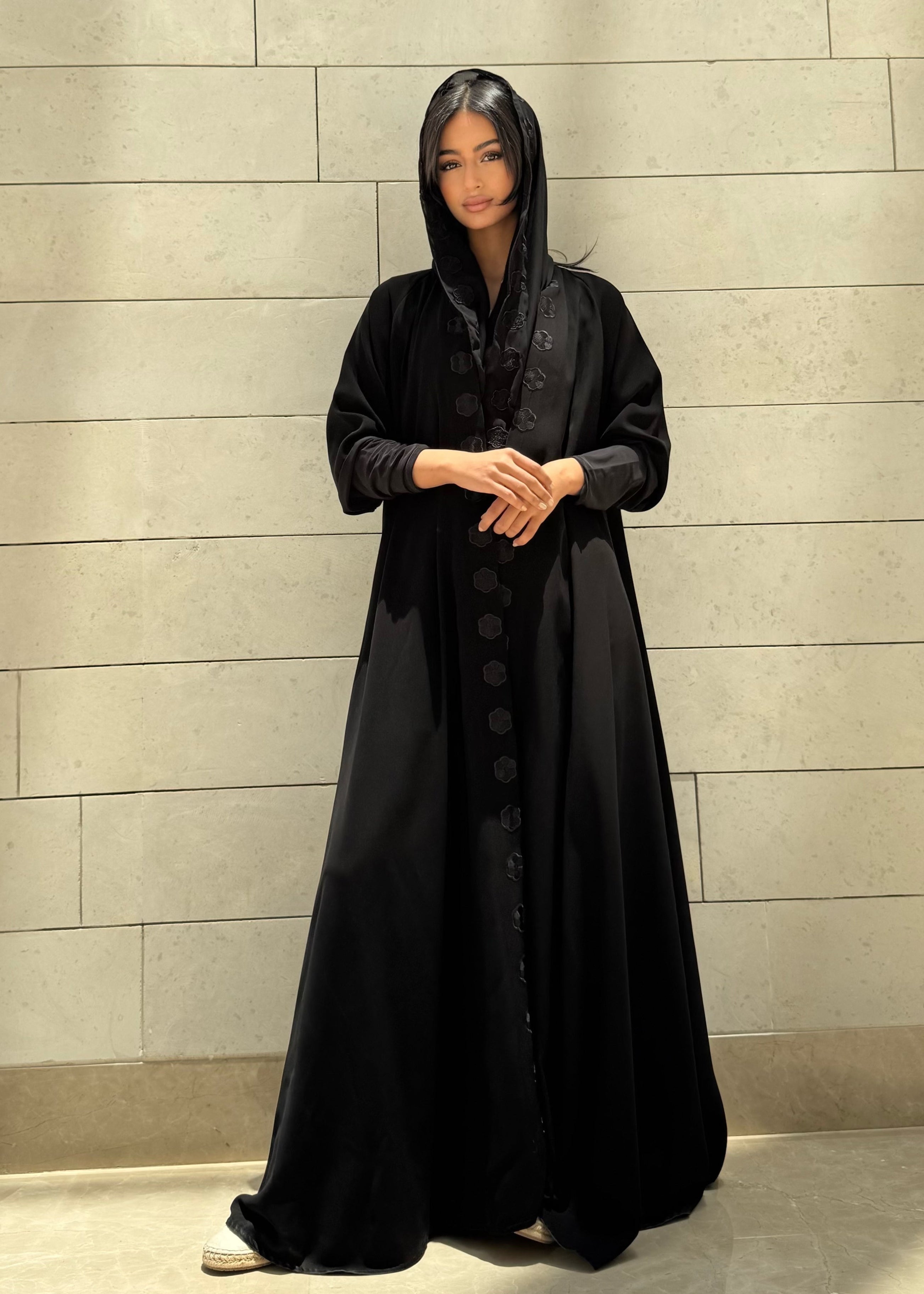 MW1588 - Black Bloom | عباية سوداء بتفاصيل ورود سوداء