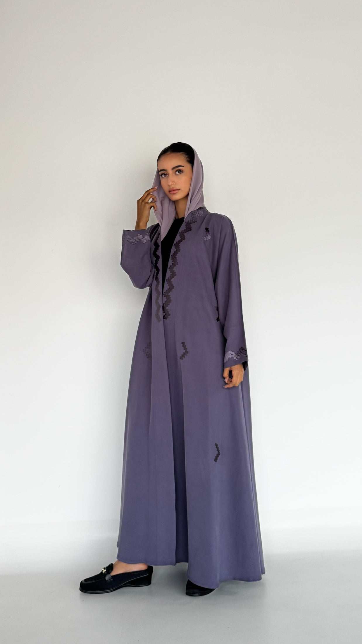 MWT372 - عباية تطريز بنفسجي فاتح - Aya