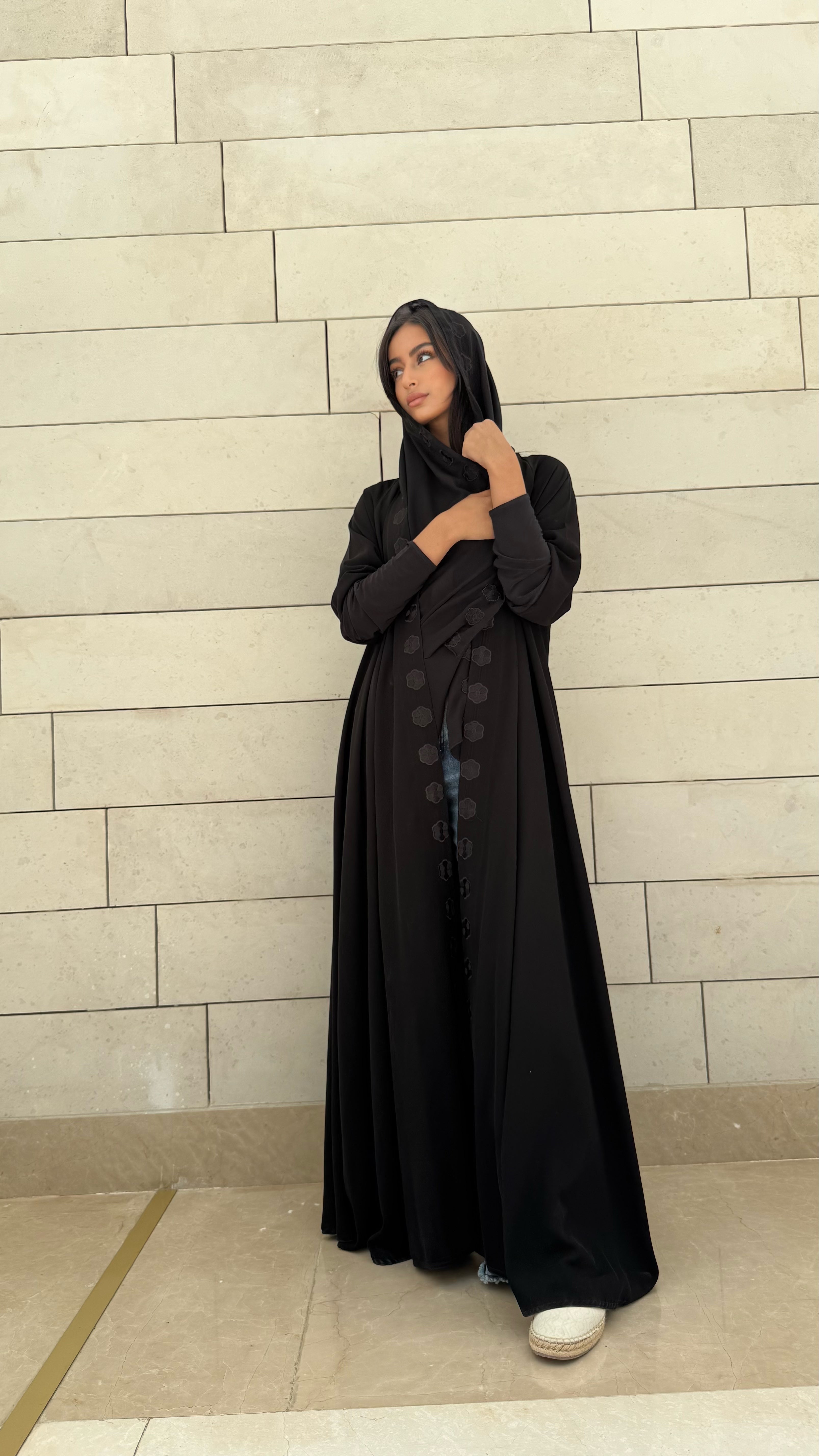 MW1588 - Black Bloom | عباية سوداء بتفاصيل ورود سوداء