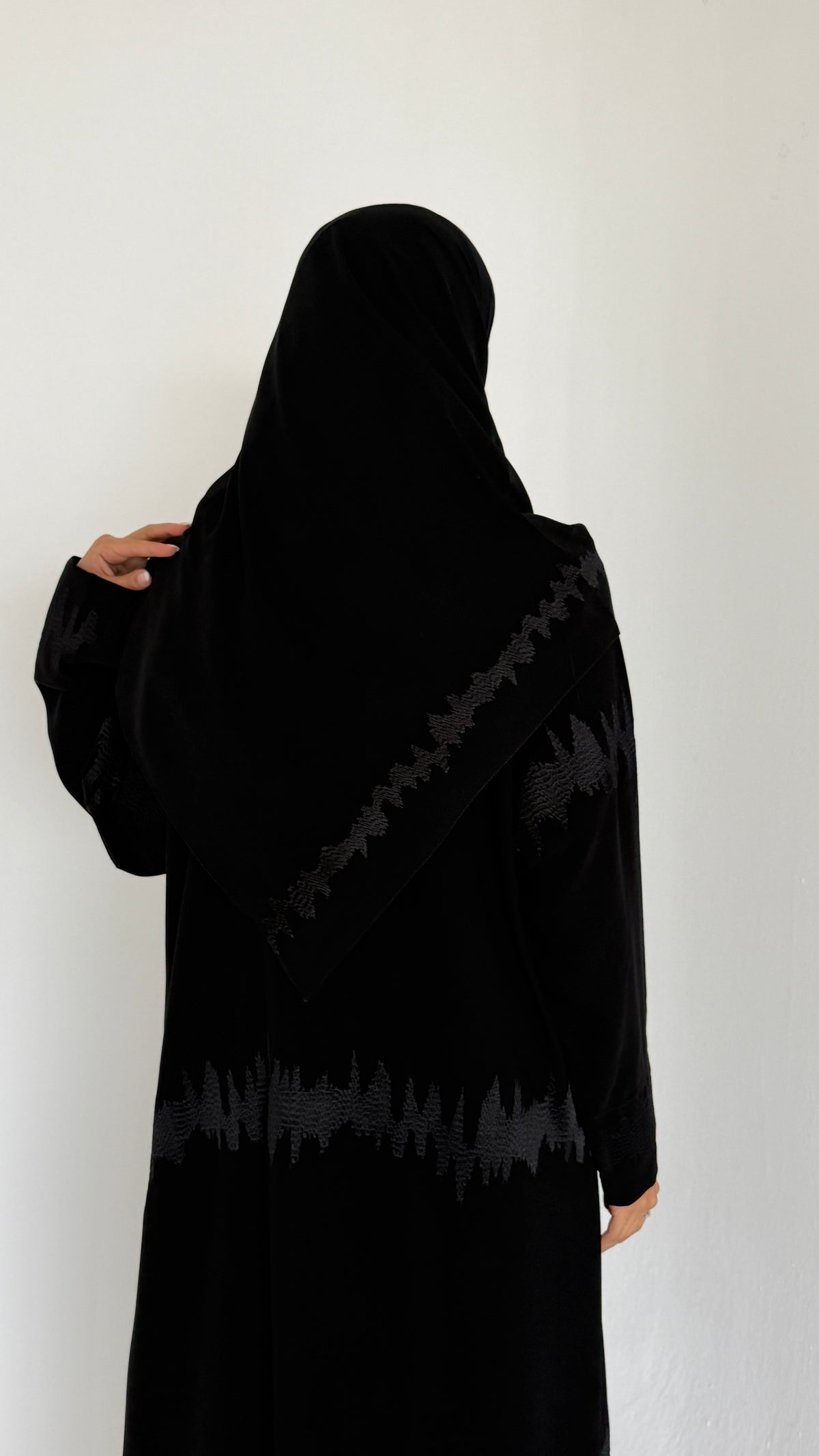 MW461 - عباية سوداء مطرزة اسود - Aya