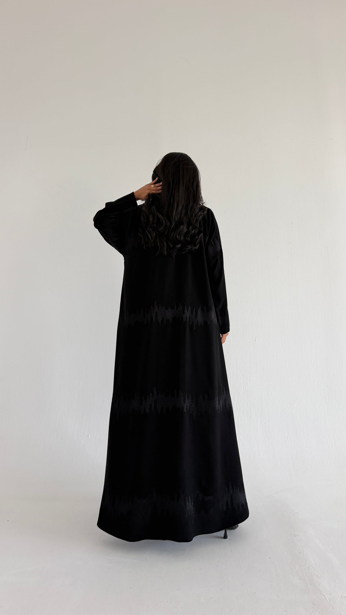 MW461 - عباية سوداء مطرزة اسود - Aya