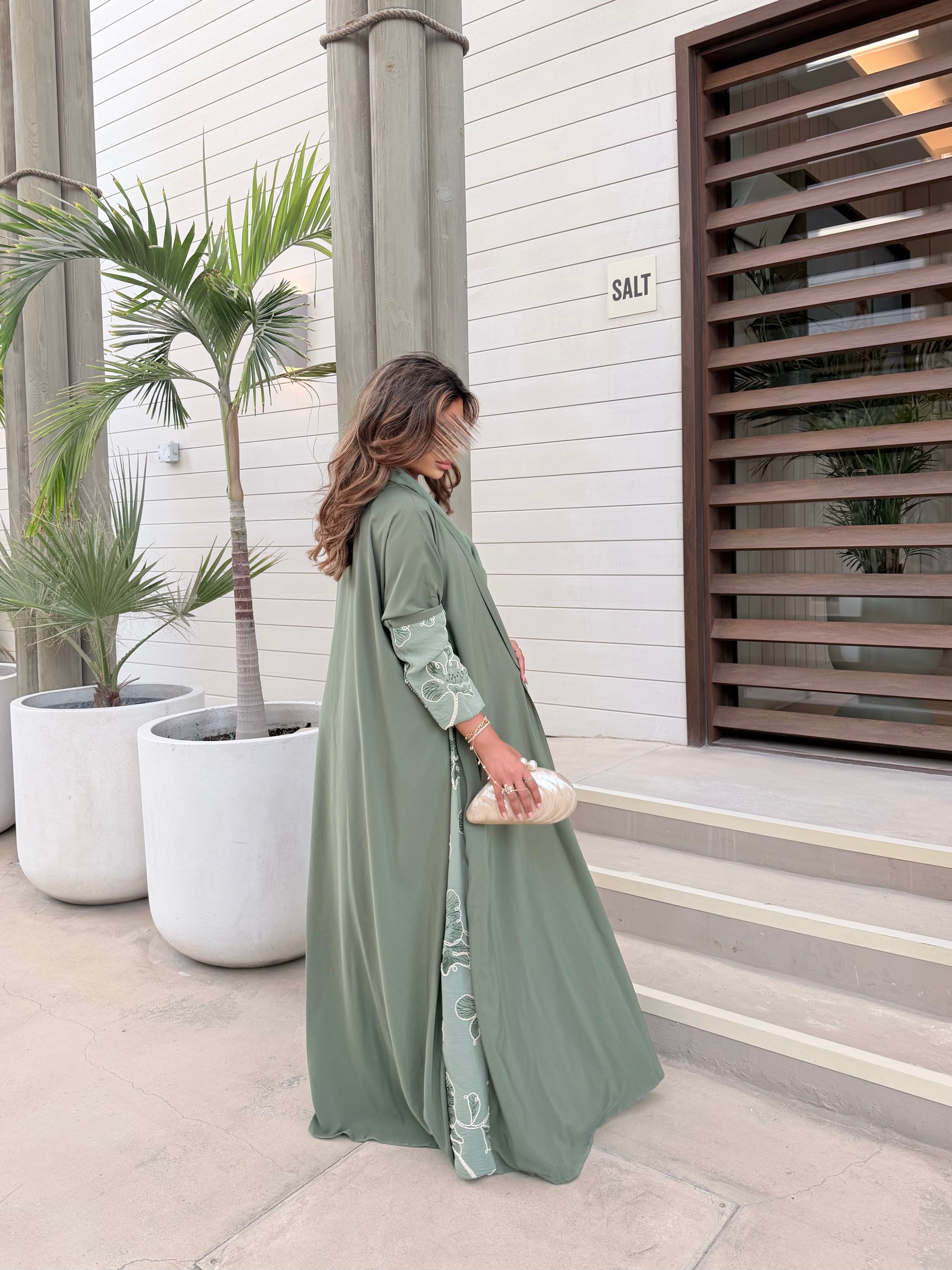 MWT1130 - عباية كريب بتدخيلة تطريز