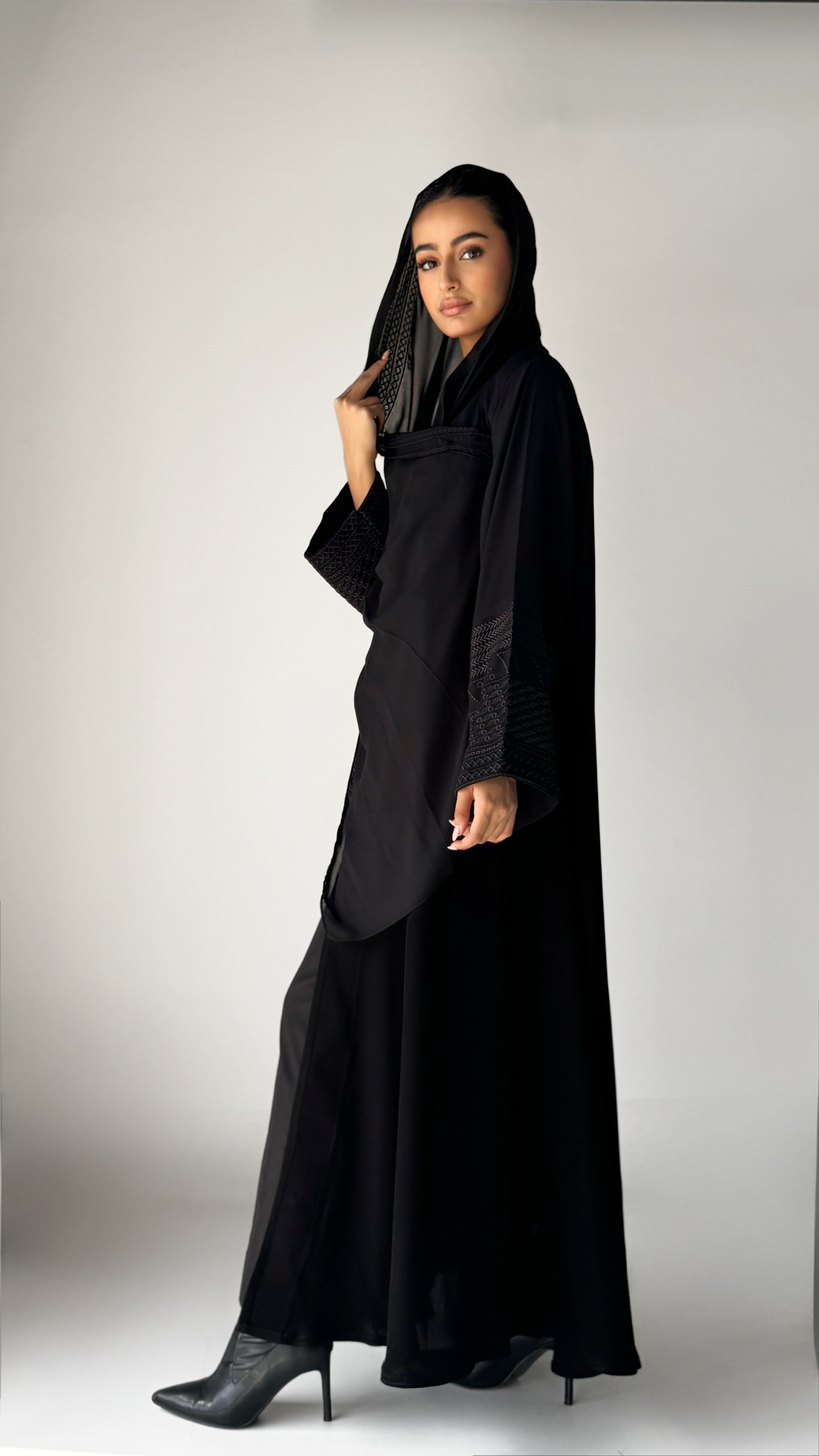 MW1745 - عباية اسود بكمام مطرزة بالاسود - Aya