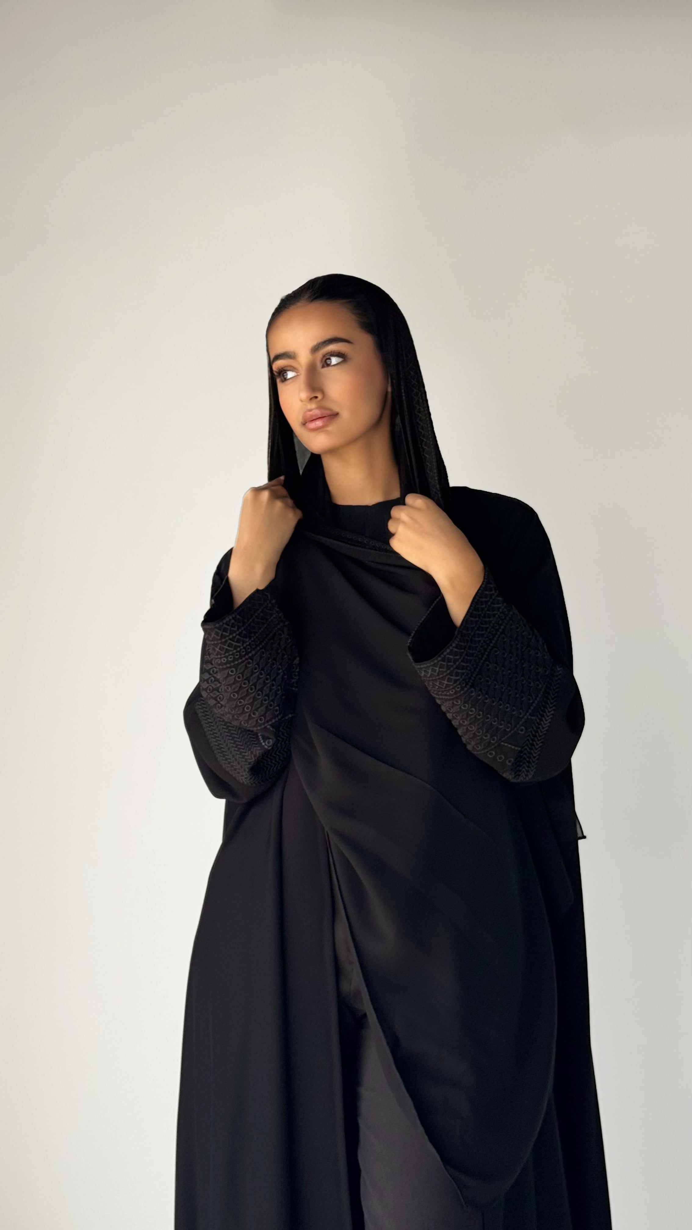 MW1745 - عباية اسود بكمام مطرزة بالاسود - Aya