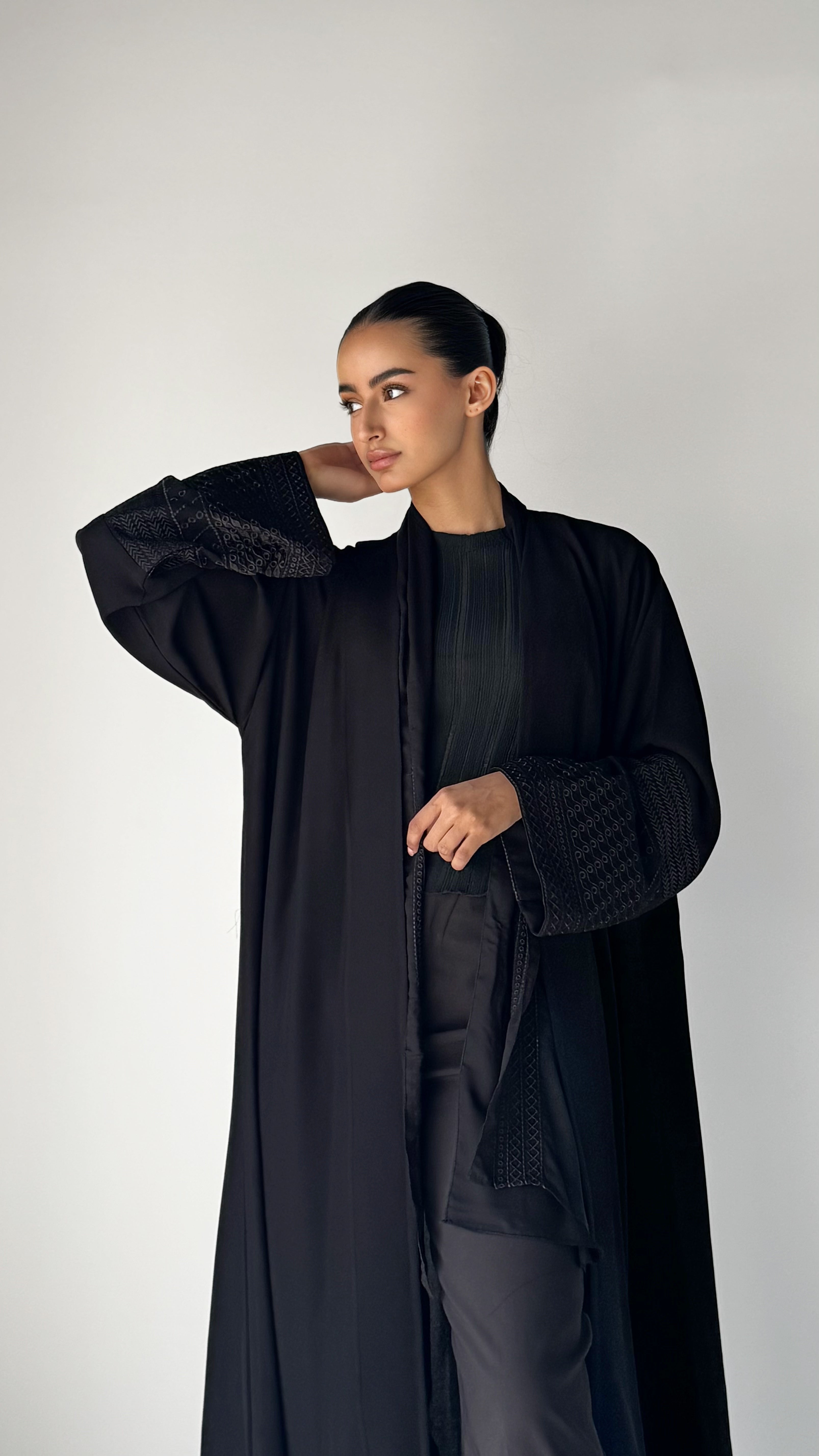 MW1745 - عباية اسود بكمام مطرزة بالاسود - Aya