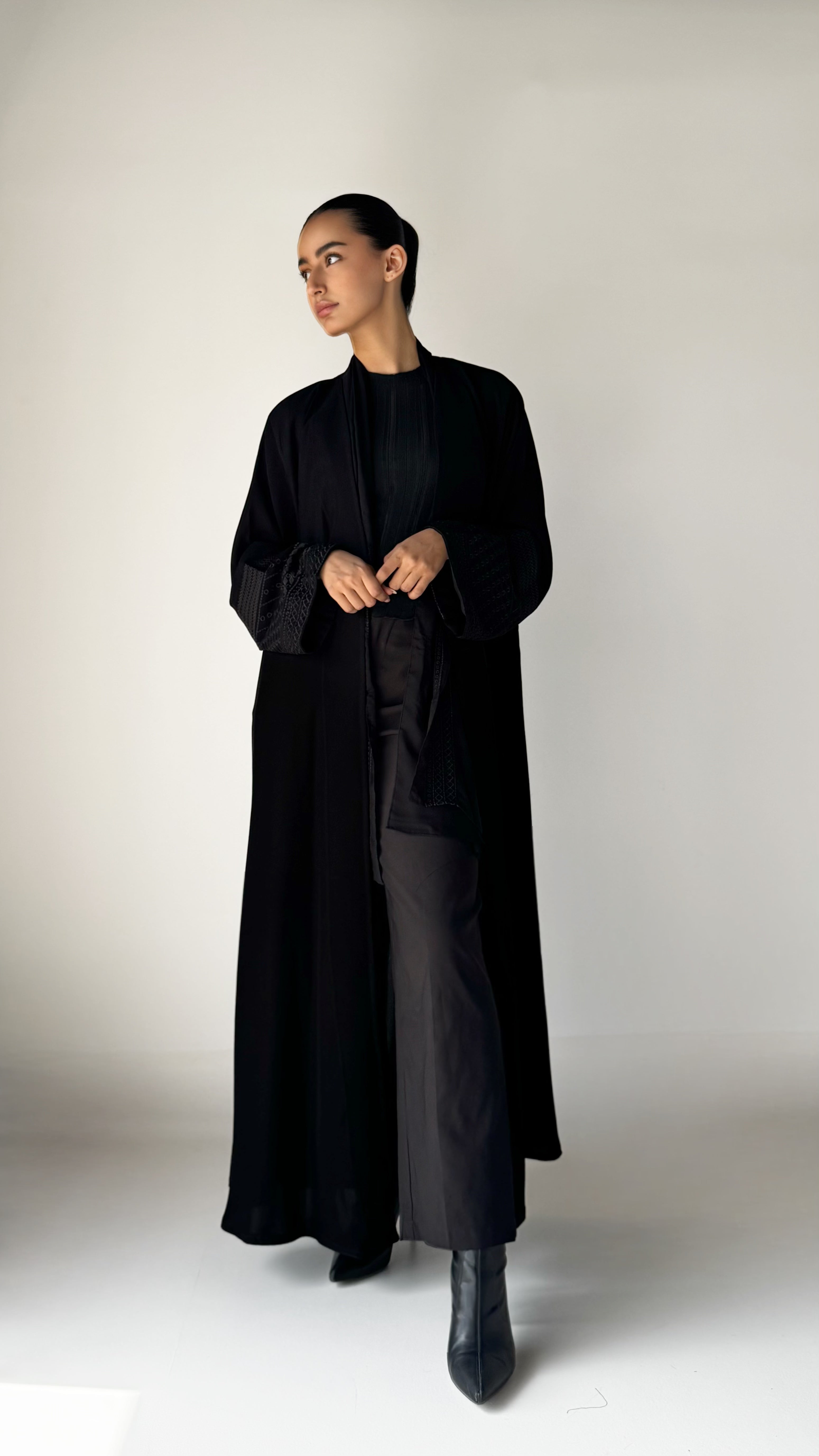 MW1745 - عباية اسود بكمام مطرزة بالاسود - Aya