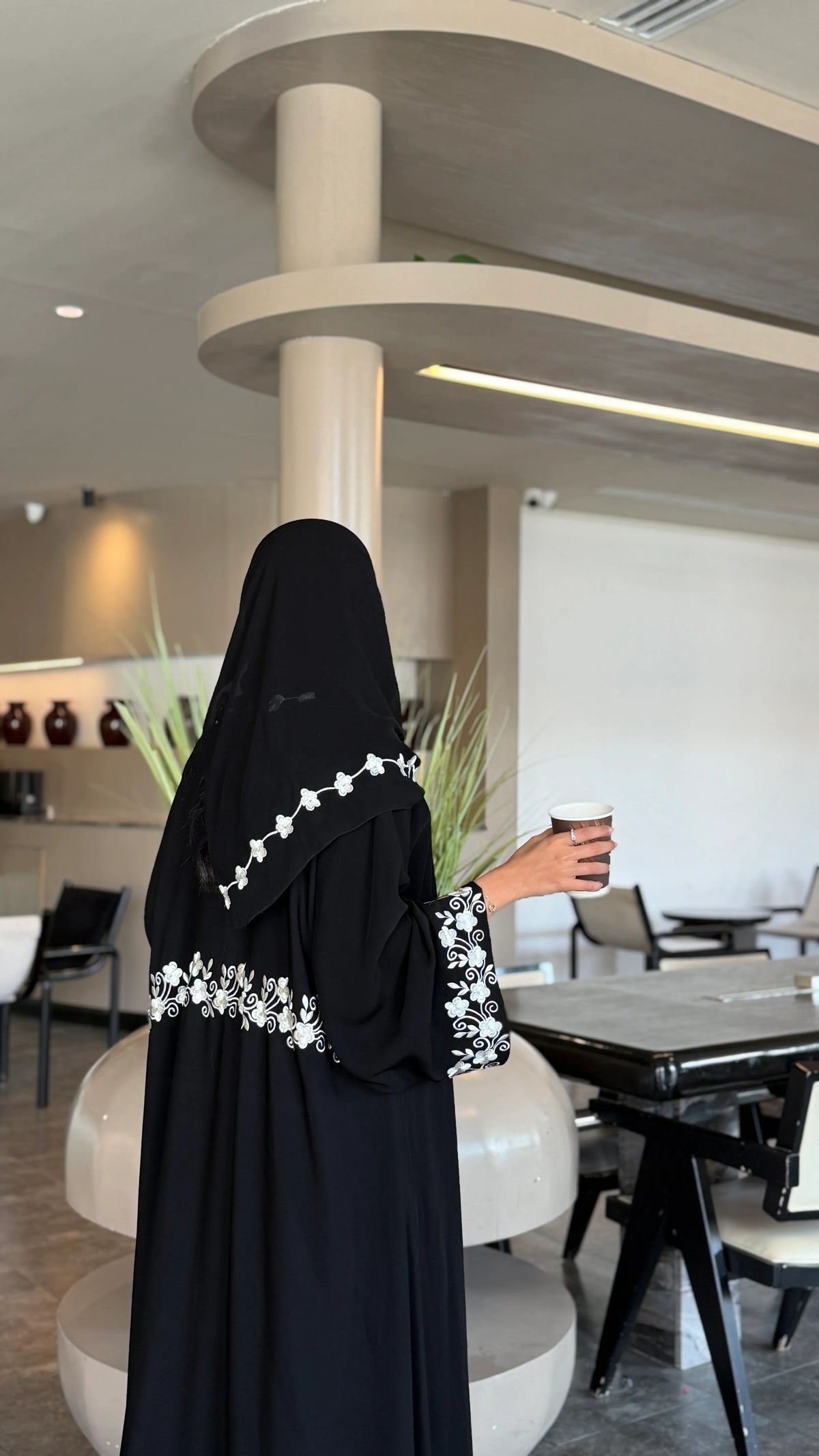 MW453 - عباية سوداء مطرزه ورود بيضاء